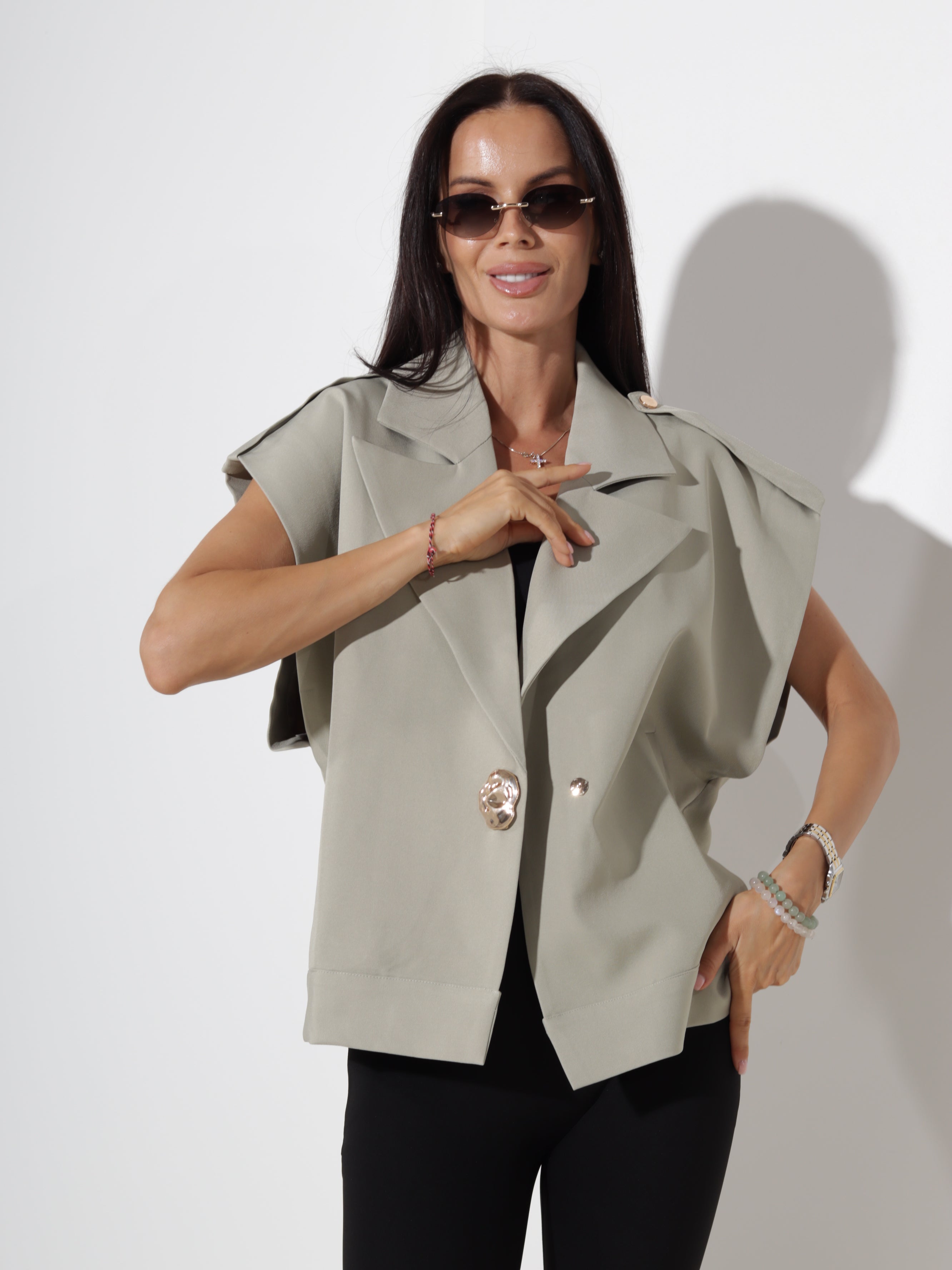 Zaļa oversize veste ar zelta krāsas spiedpogu un platu apkakli - 20366