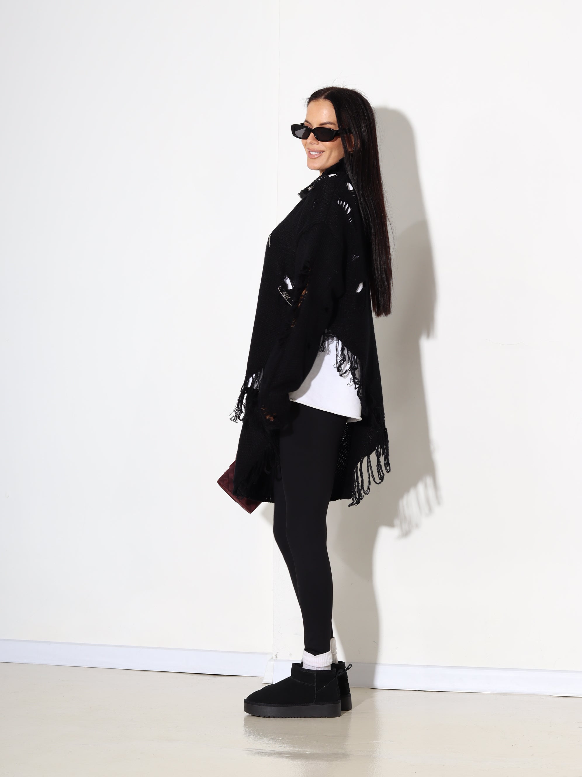 Melns džemperis ar plēsumiem, rāvējslēdzēju un piespraudēm - 17912