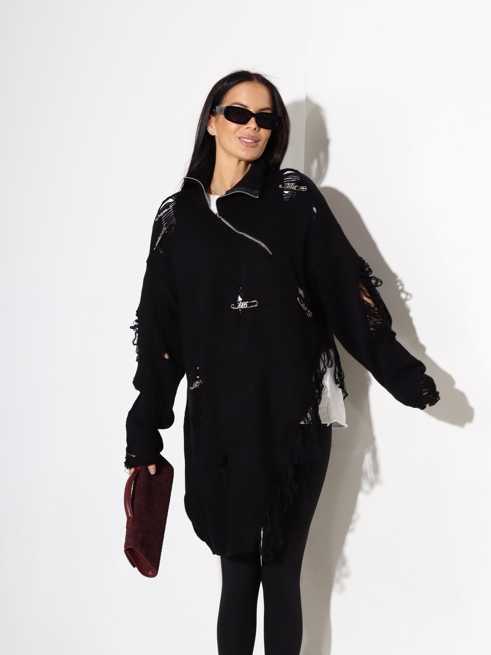 Melns džemperis ar plēsumiem, rāvējslēdzēju un piespraudēm - 17912