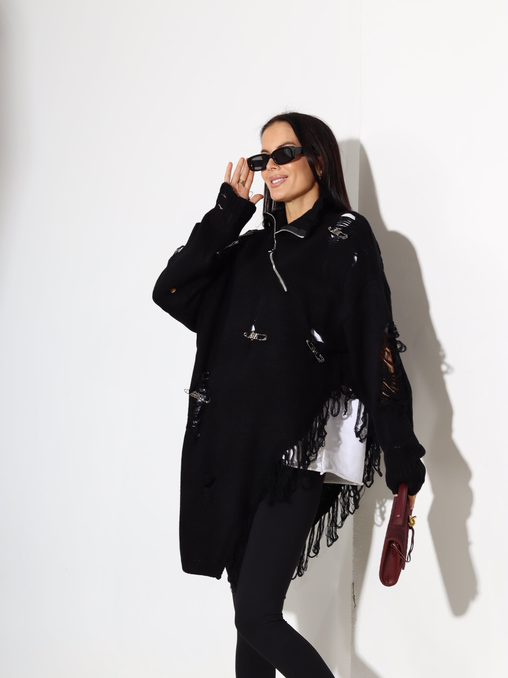 Melns džemperis ar plēsumiem, rāvējslēdzēju un piespraudēm - 17912