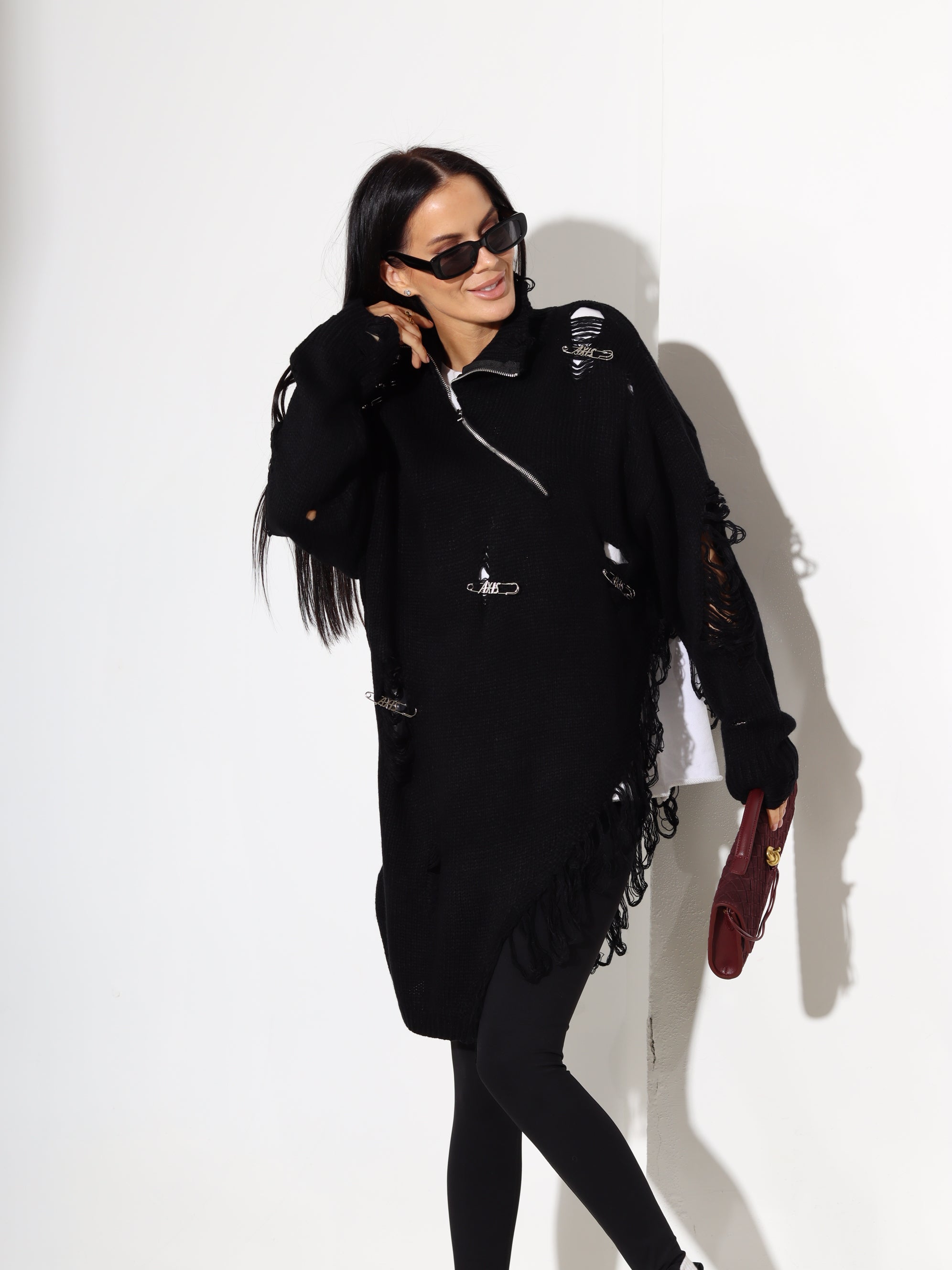 Melns džemperis ar plēsumiem, rāvējslēdzēju un piespraudēm - 17912