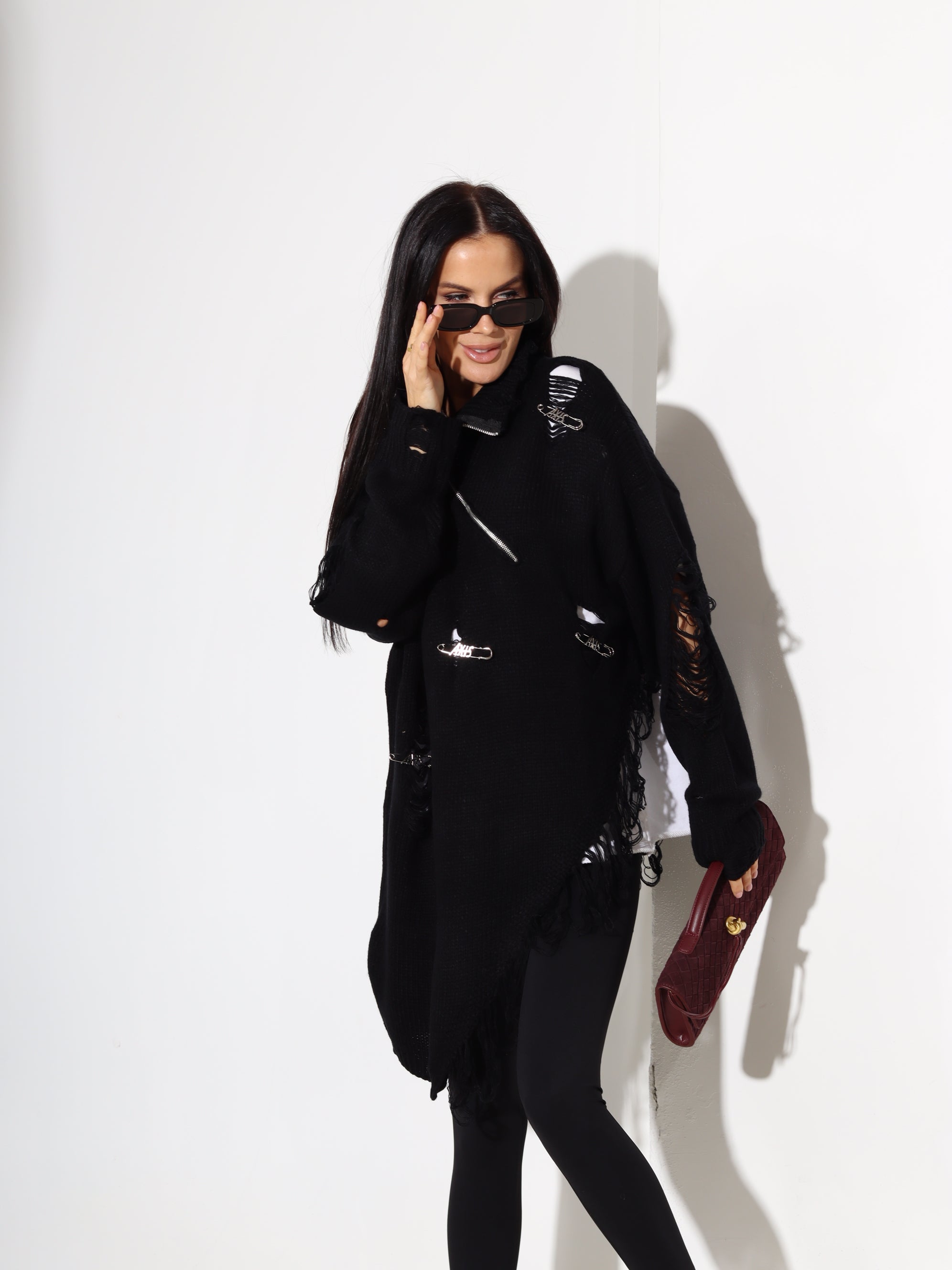 Melns džemperis ar plēsumiem, rāvējslēdzēju un piespraudēm - 17912