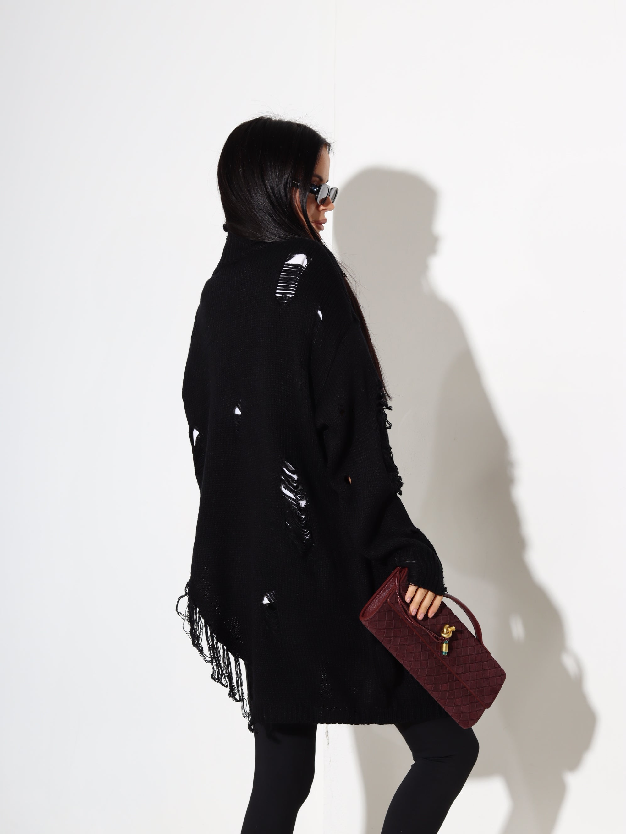 Melns džemperis ar plēsumiem, rāvējslēdzēju un piespraudēm - 17912