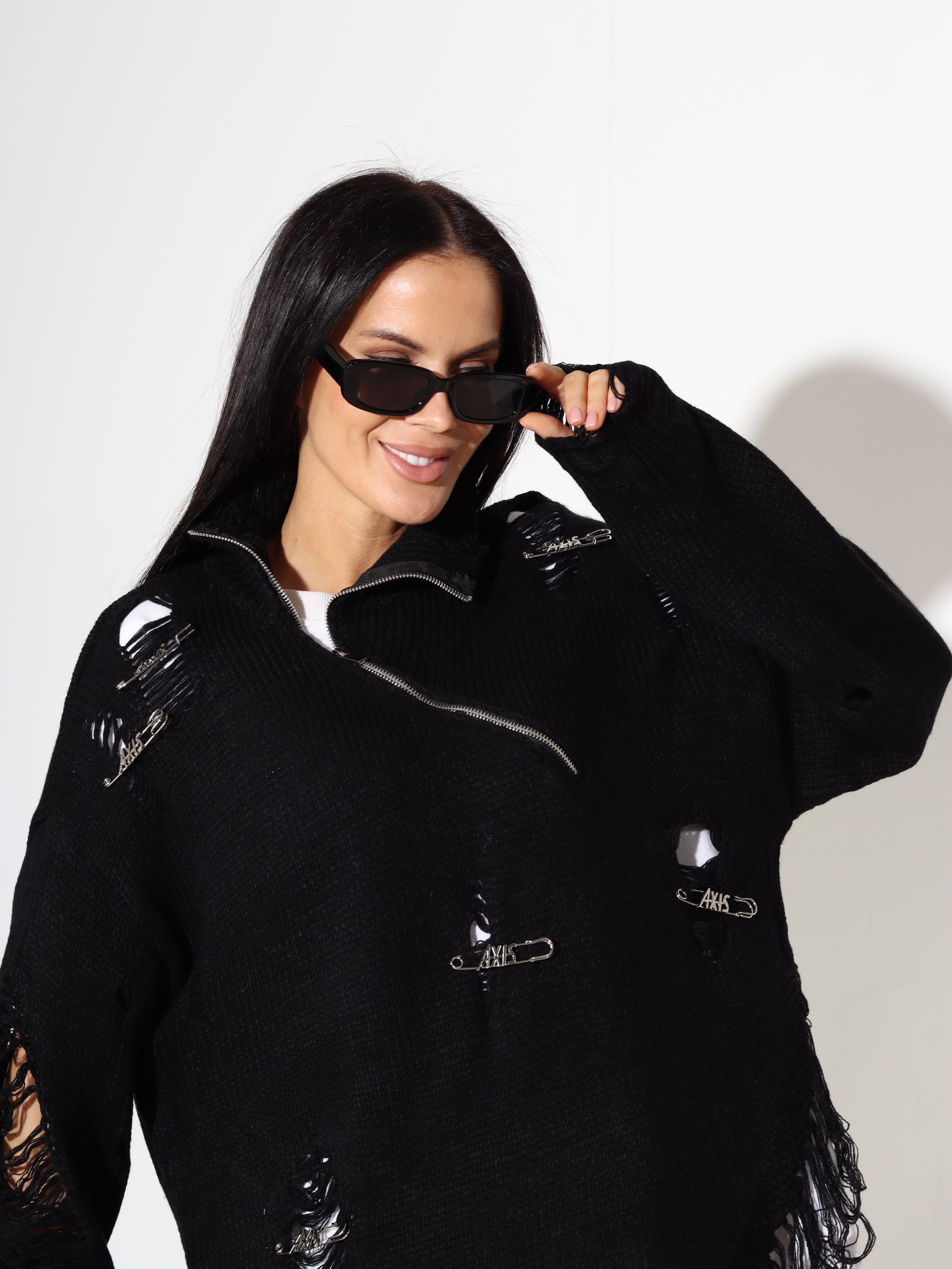 Melns džemperis ar plēsumiem, rāvējslēdzēju un piespraudēm - 17912