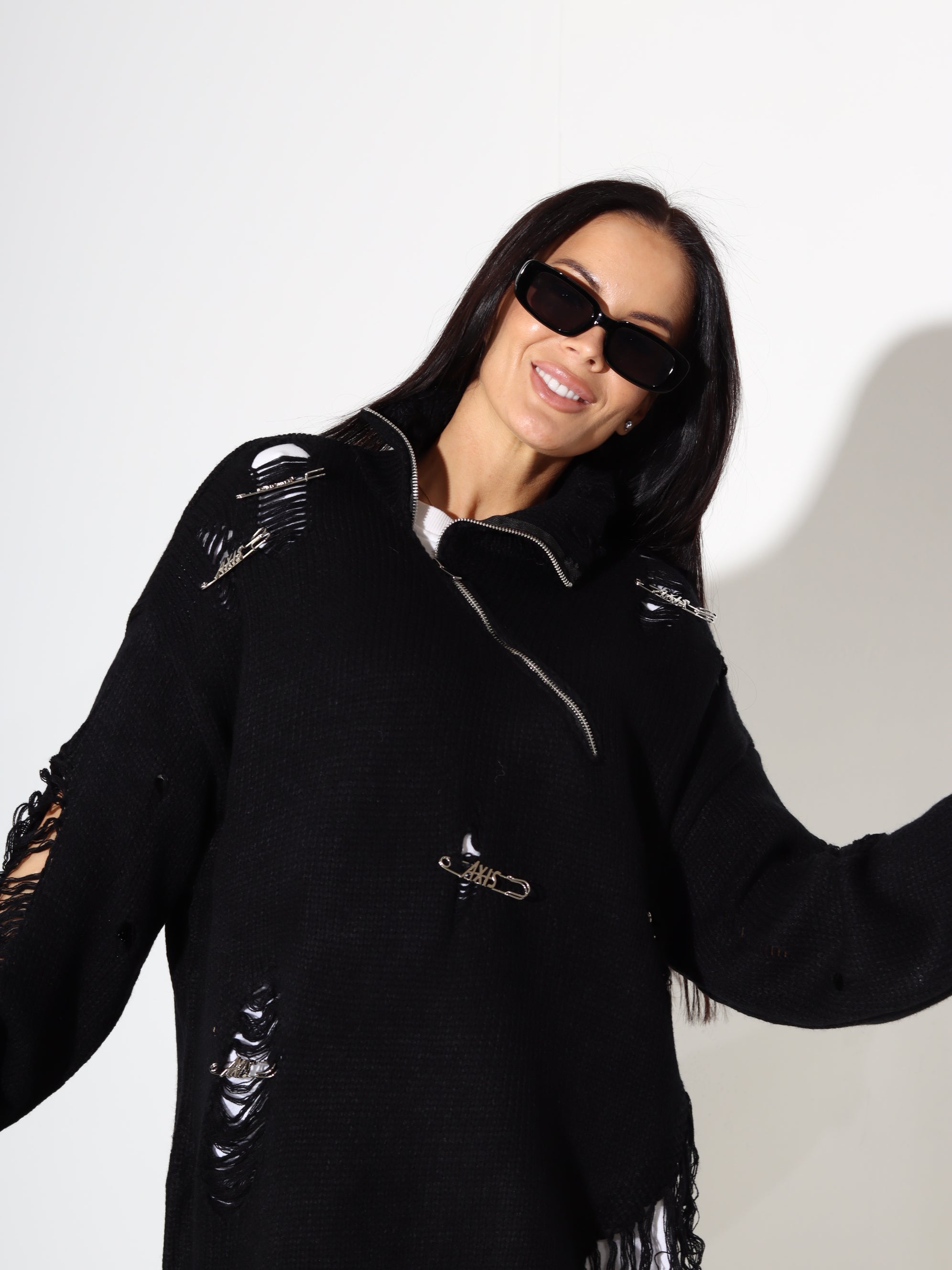 Melns džemperis ar plēsumiem, rāvējslēdzēju un piespraudēm - 17912