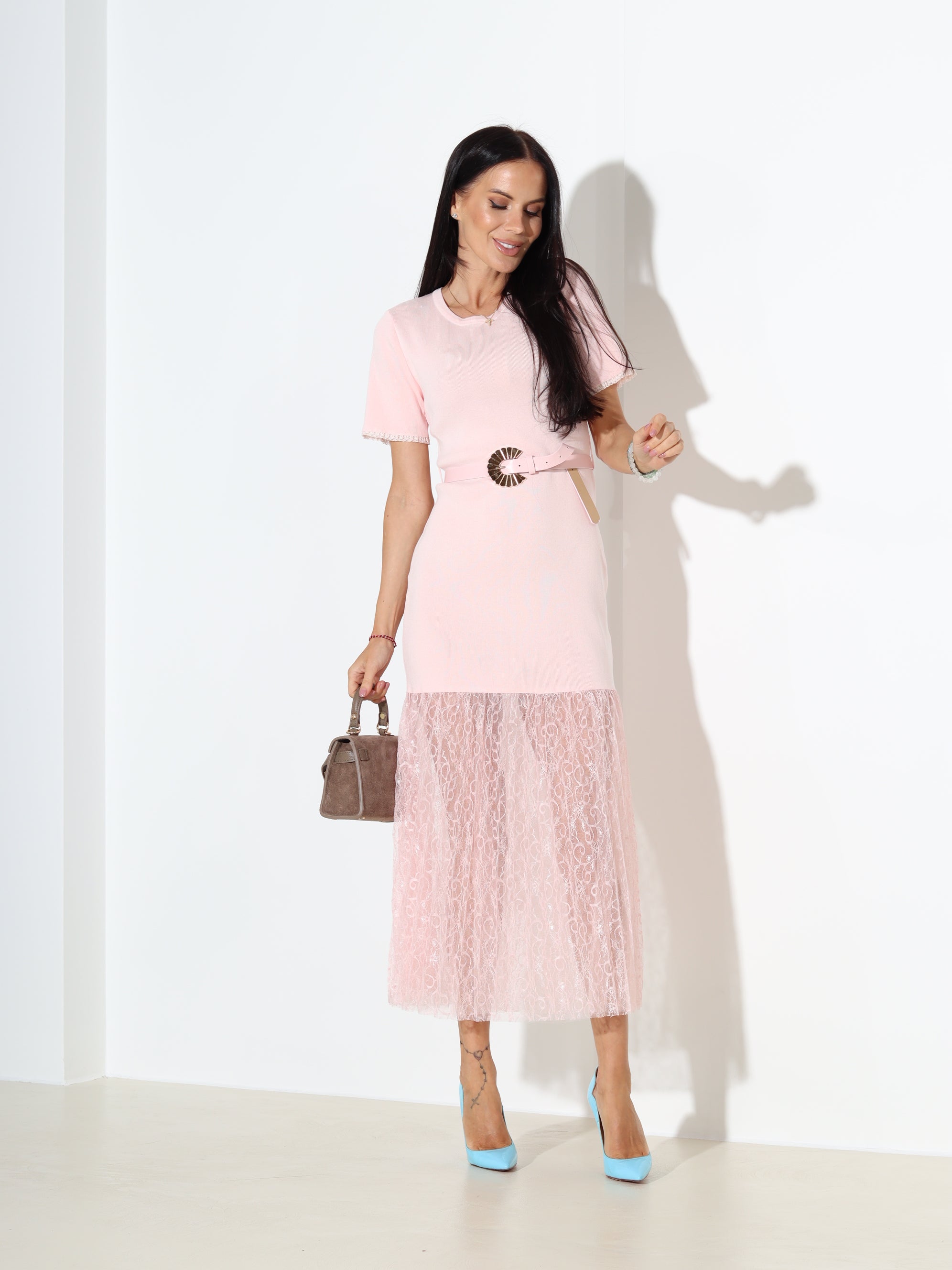 Rozā smalka adīta kleita ar mežģīni apakšdaļā - 18135