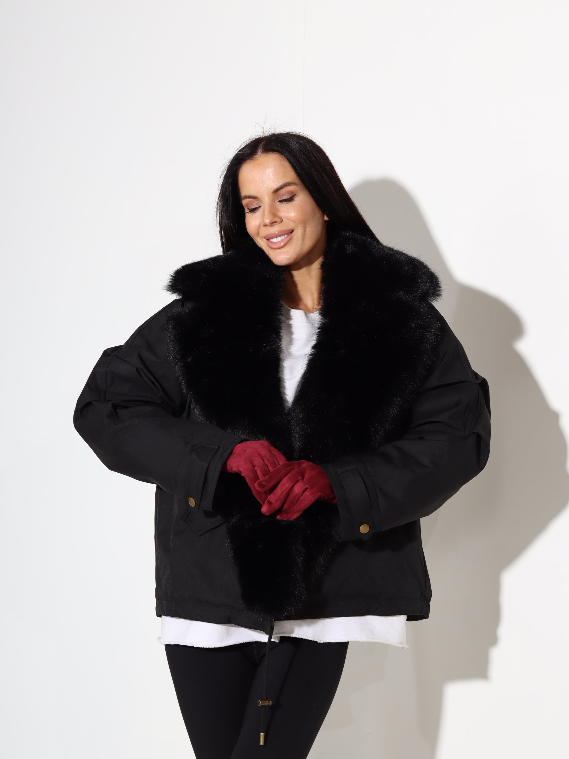 Melna īsa virsjaka ar noņemamu pūku - 17914