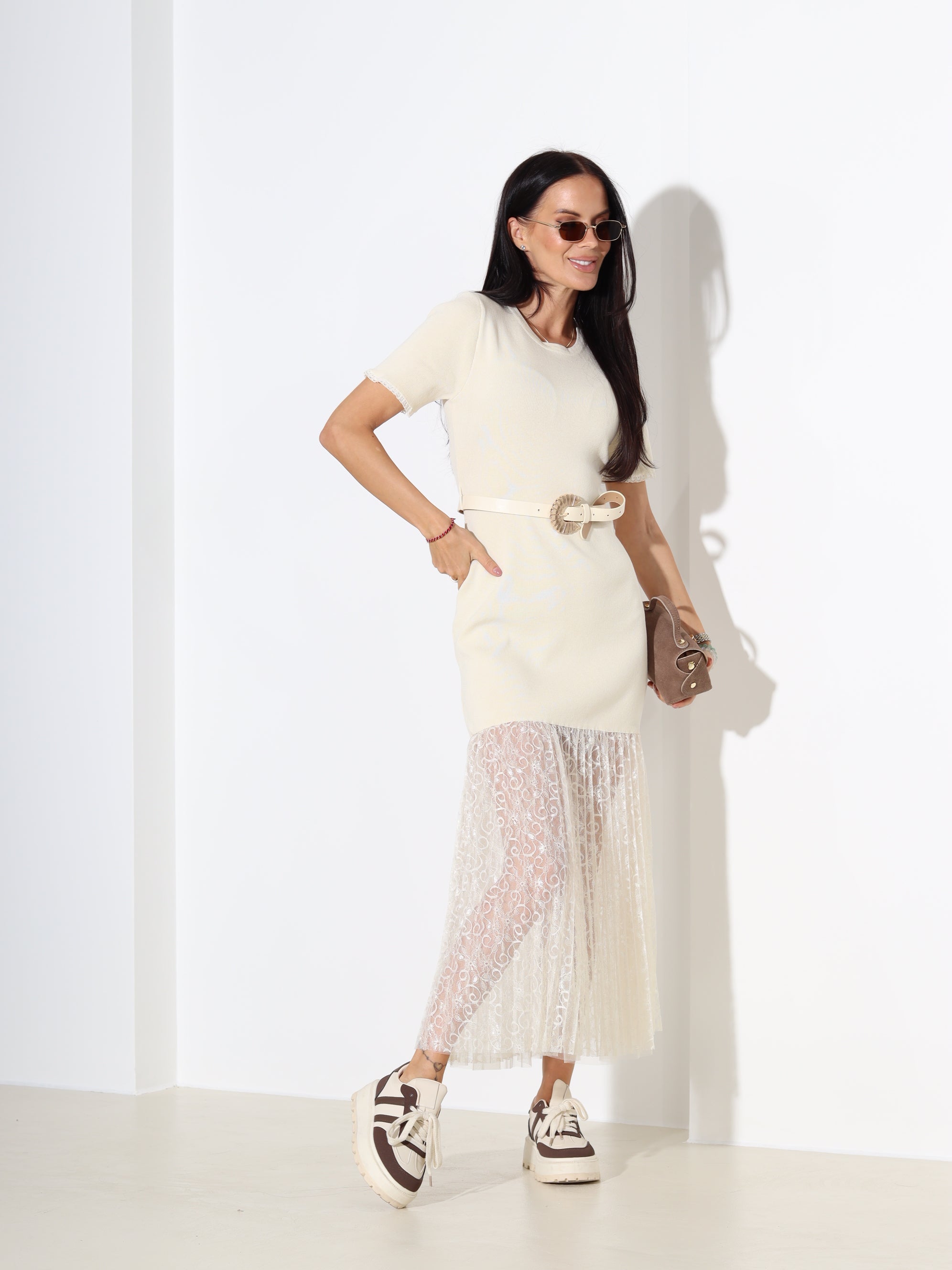 Pienbalta smalka adīta kleita ar mežģīni apakšdaļā - 18136