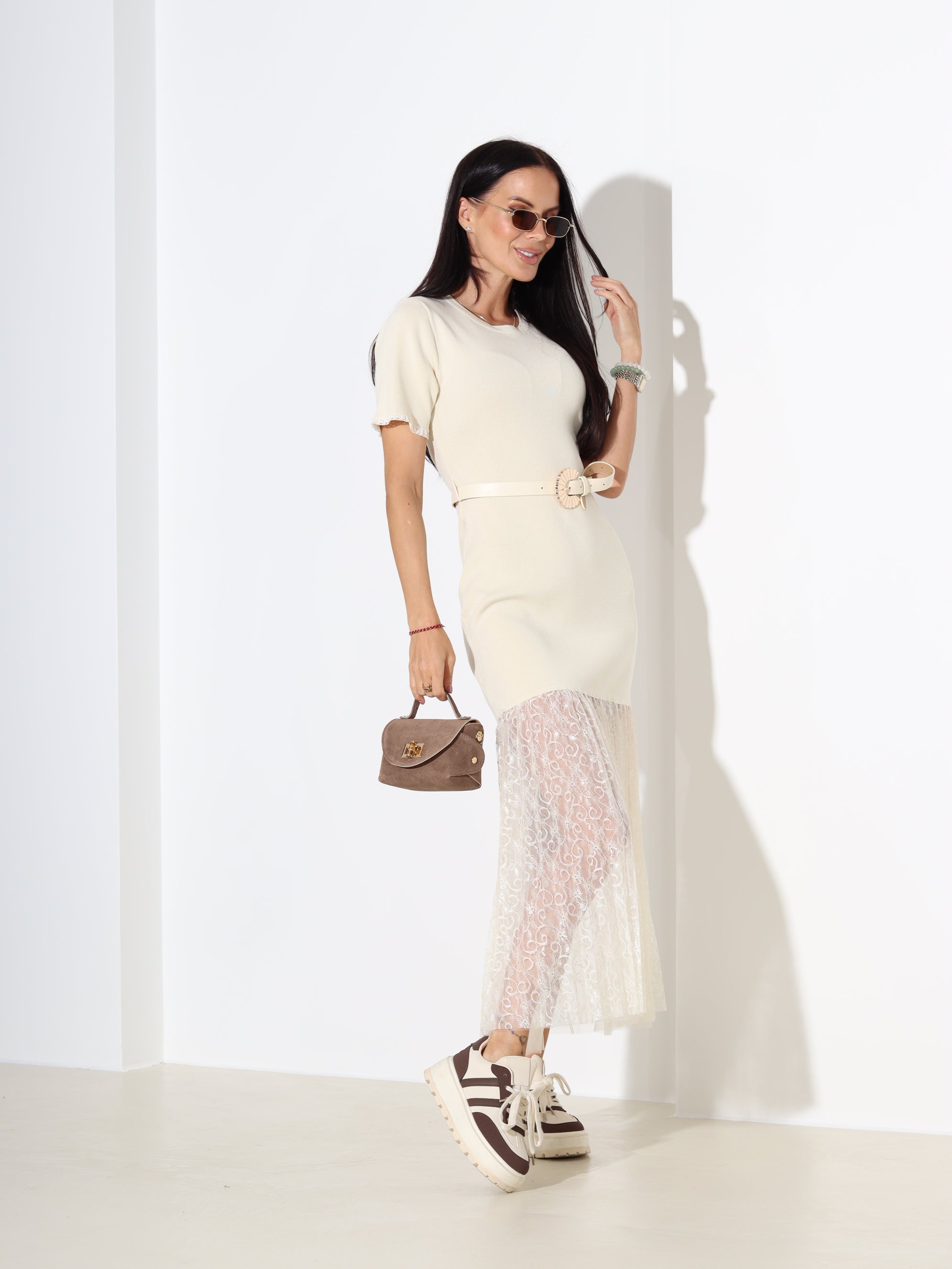 Pienbalta smalka adīta kleita ar mežģīni apakšdaļā - 18136