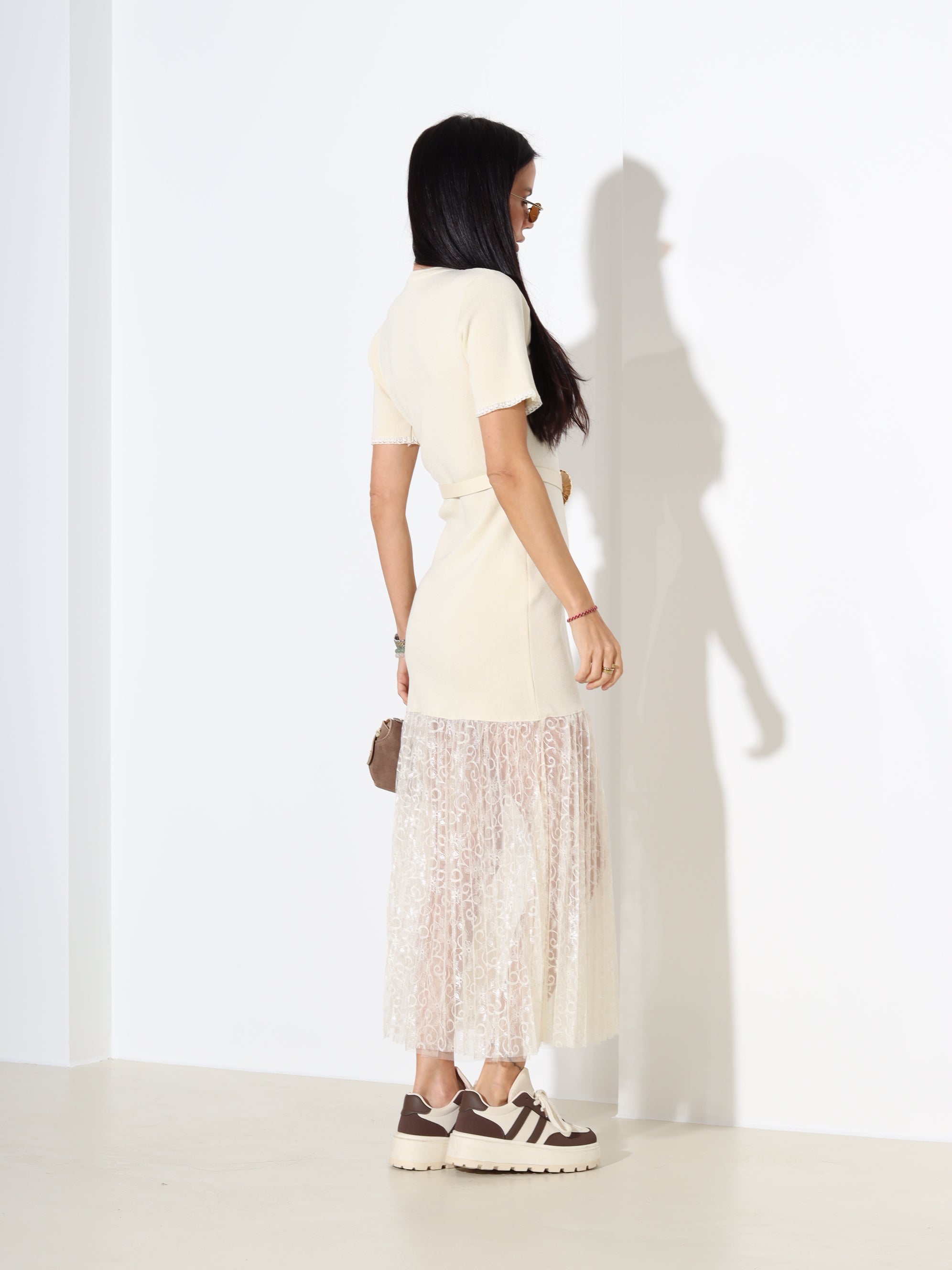 Pienbalta smalka adīta kleita ar mežģīni apakšdaļā - 18136