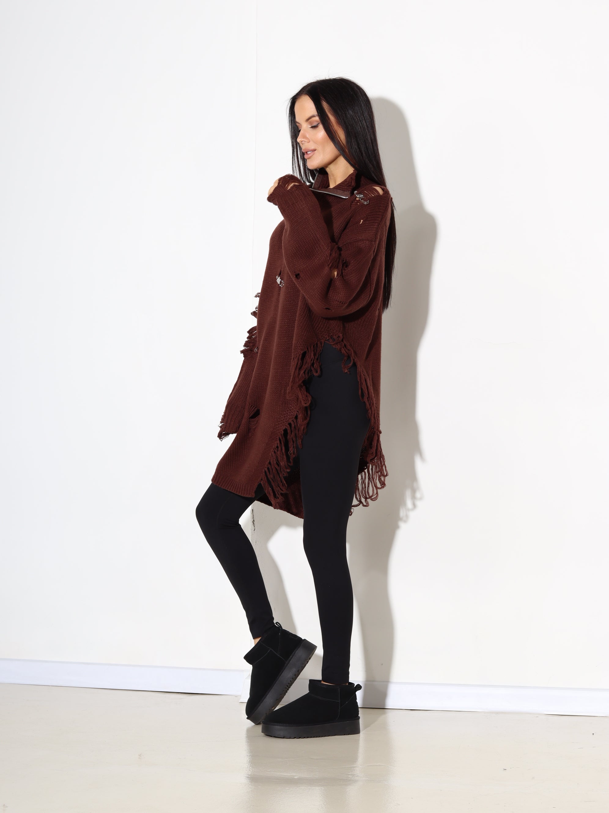 Brūns džemperis ar plēsumiem, rāvējslēdzēju un piespraudēm - 17911