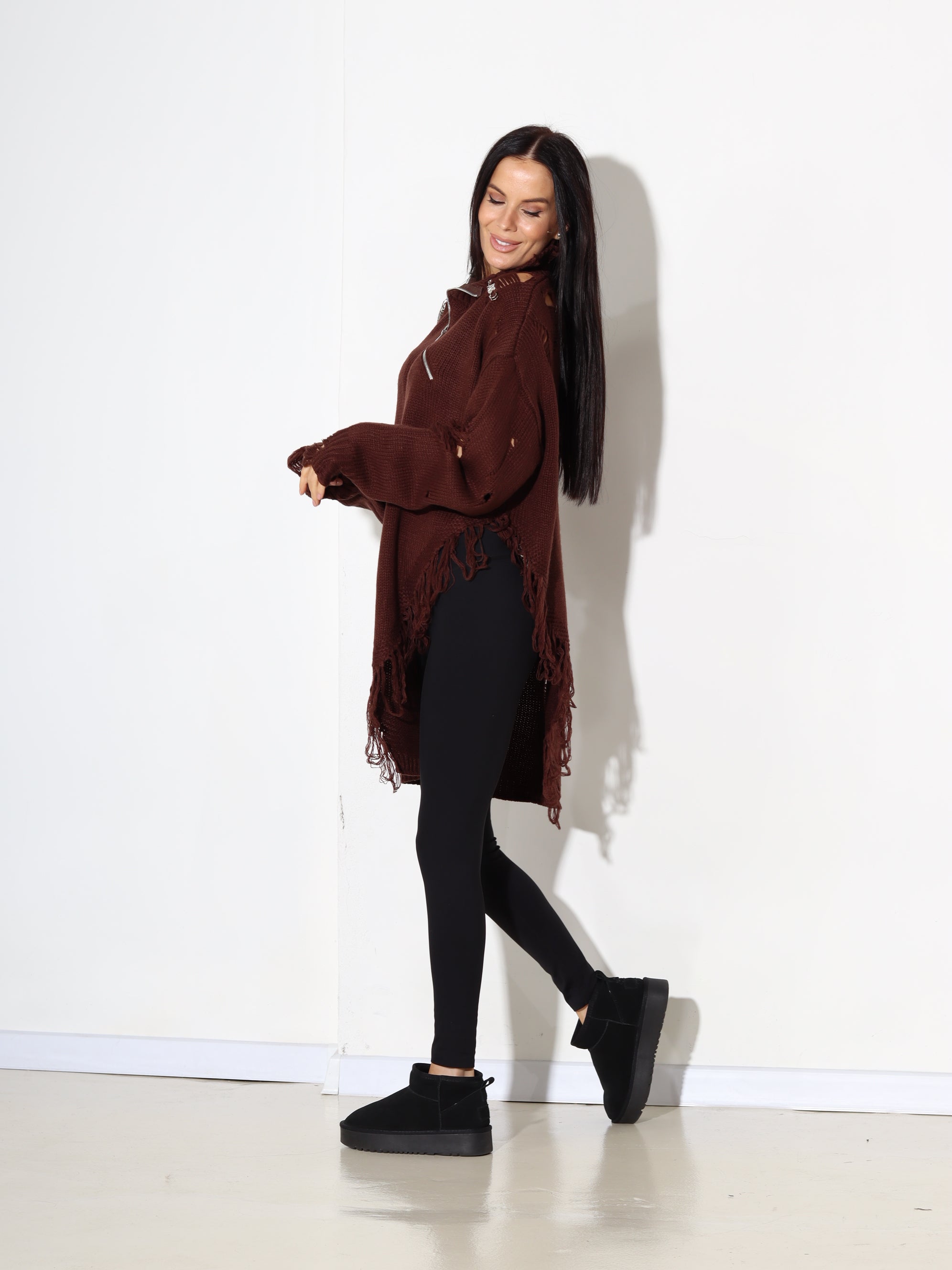 Brūns džemperis ar plēsumiem, rāvējslēdzēju un piespraudēm - 17911