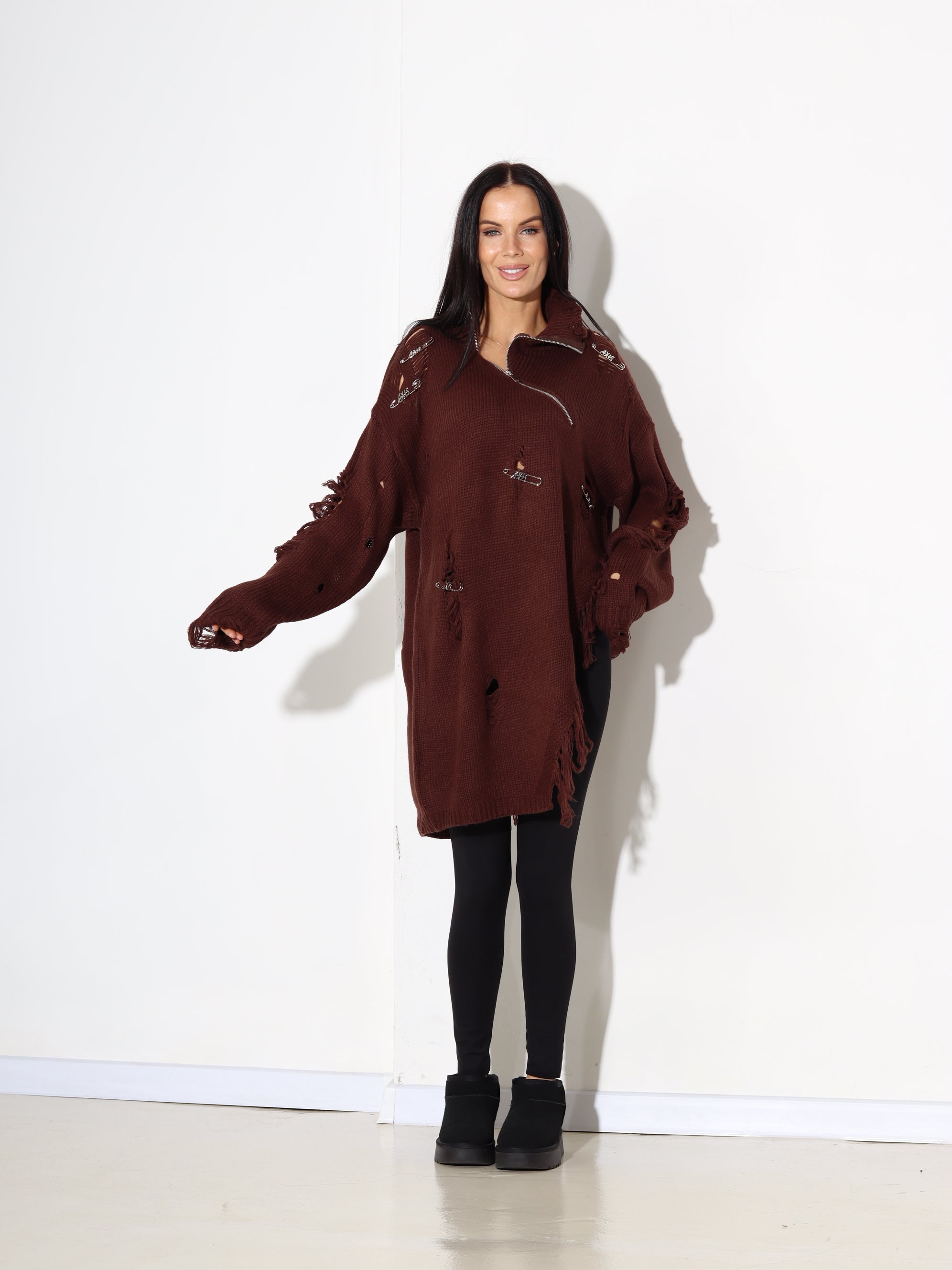 Brūns džemperis ar plēsumiem, rāvējslēdzēju un piespraudēm - 17911