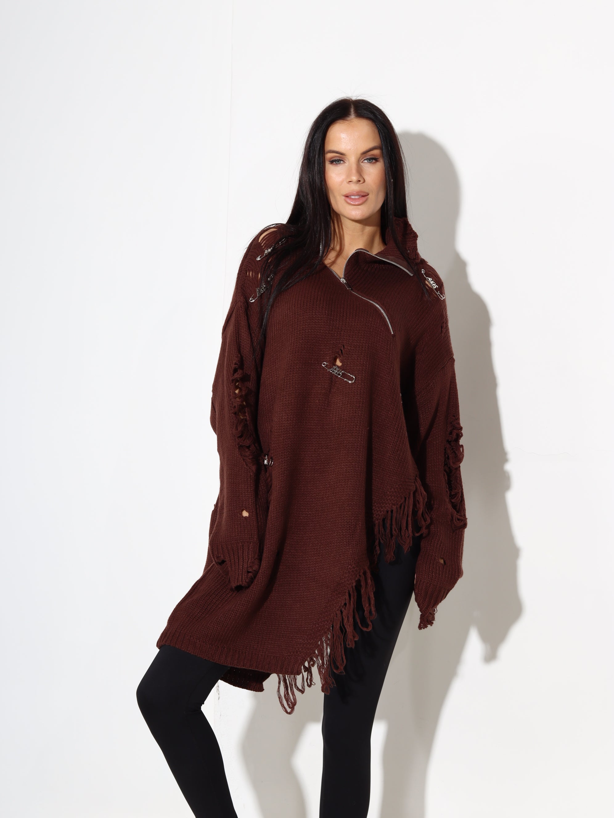 Brūns džemperis ar plēsumiem, rāvējslēdzēju un piespraudēm - 17911