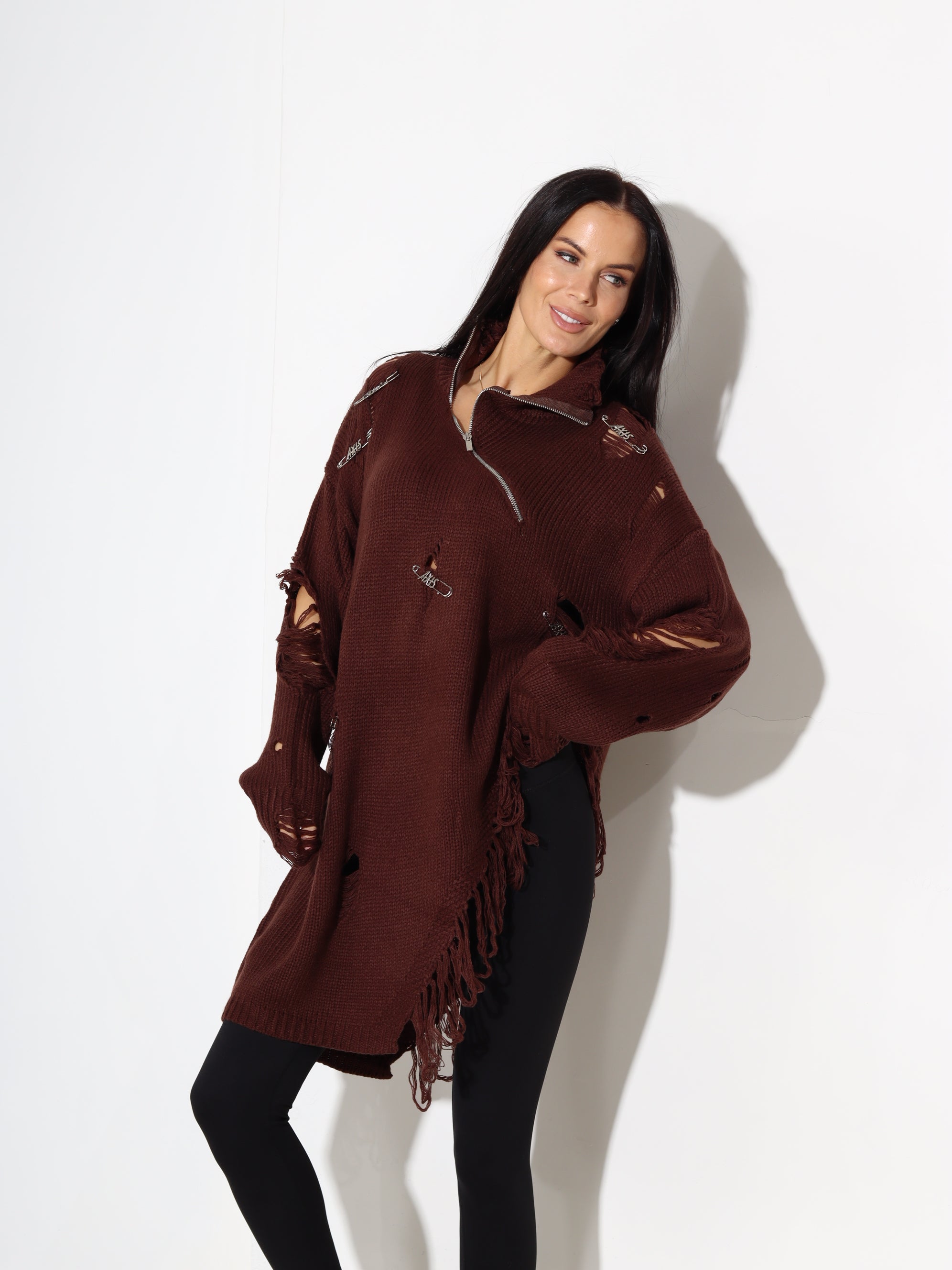 Brūns džemperis ar plēsumiem, rāvējslēdzēju un piespraudēm - 17911