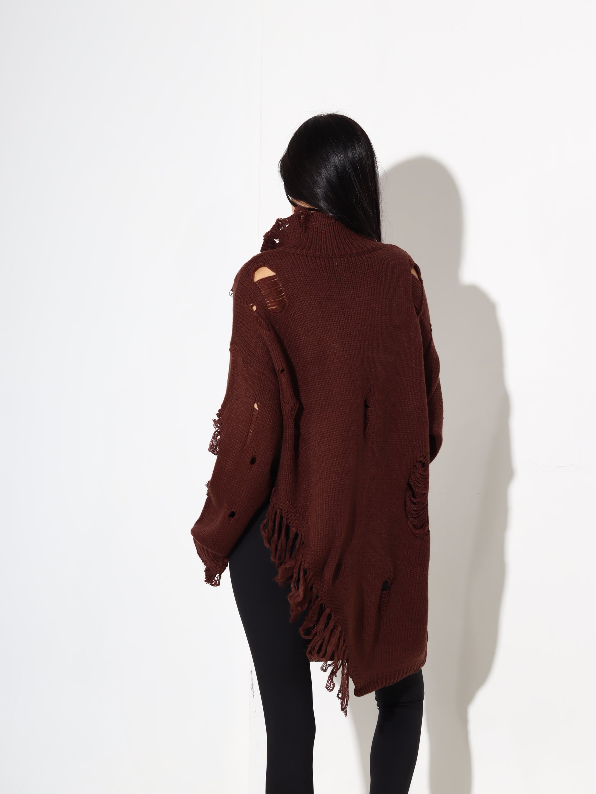 Brūns džemperis ar plēsumiem, rāvējslēdzēju un piespraudēm - 17911