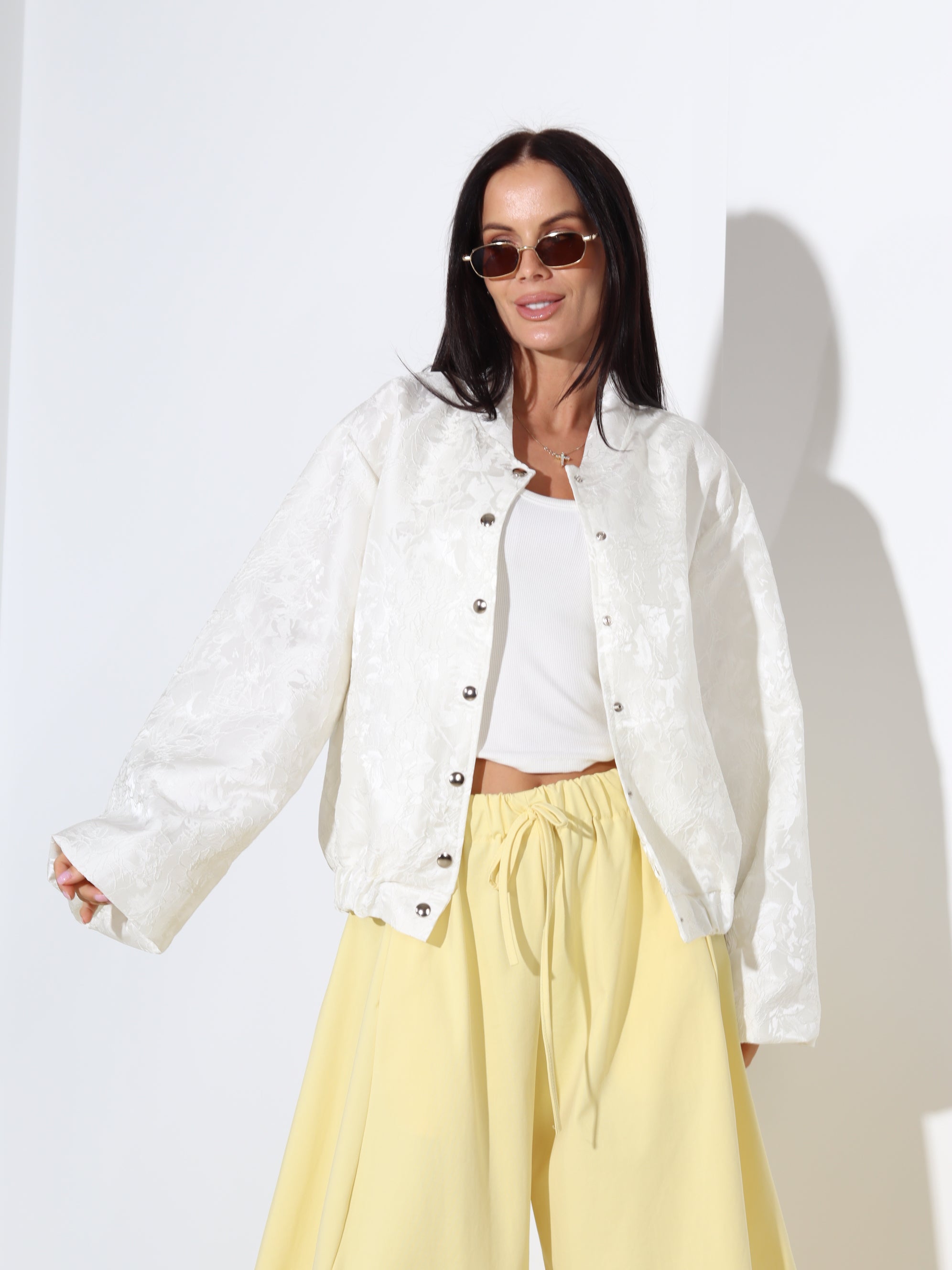 Balta, eleganta auduma virsjaka/bomberjaka- 18405