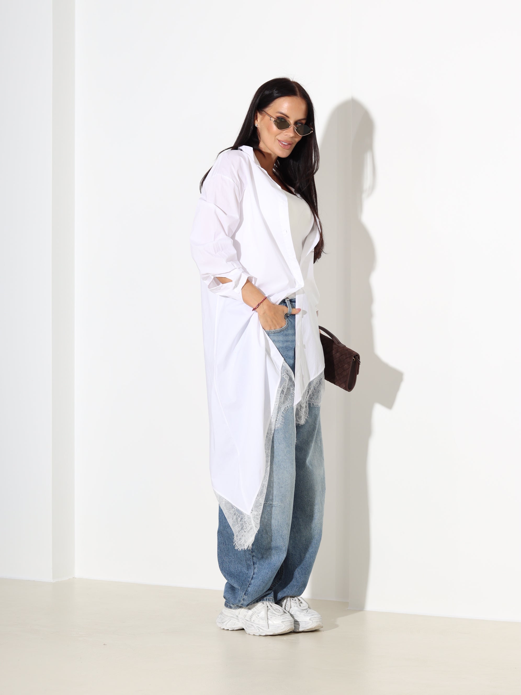 Balts krekls ar slīpu apakšmalu un mežģīni - 18138