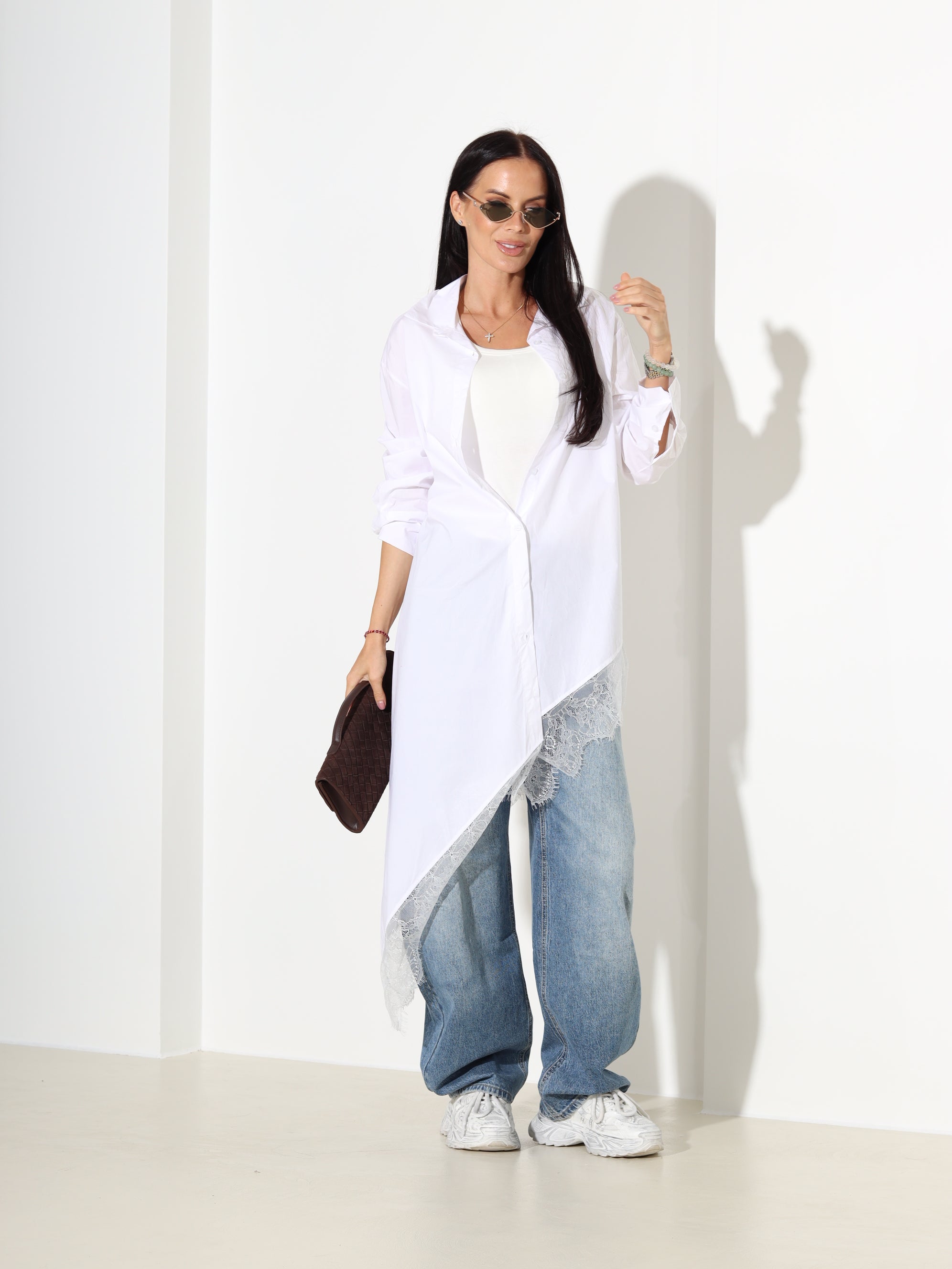 Balts krekls ar slīpu apakšmalu un mežģīni - 18138