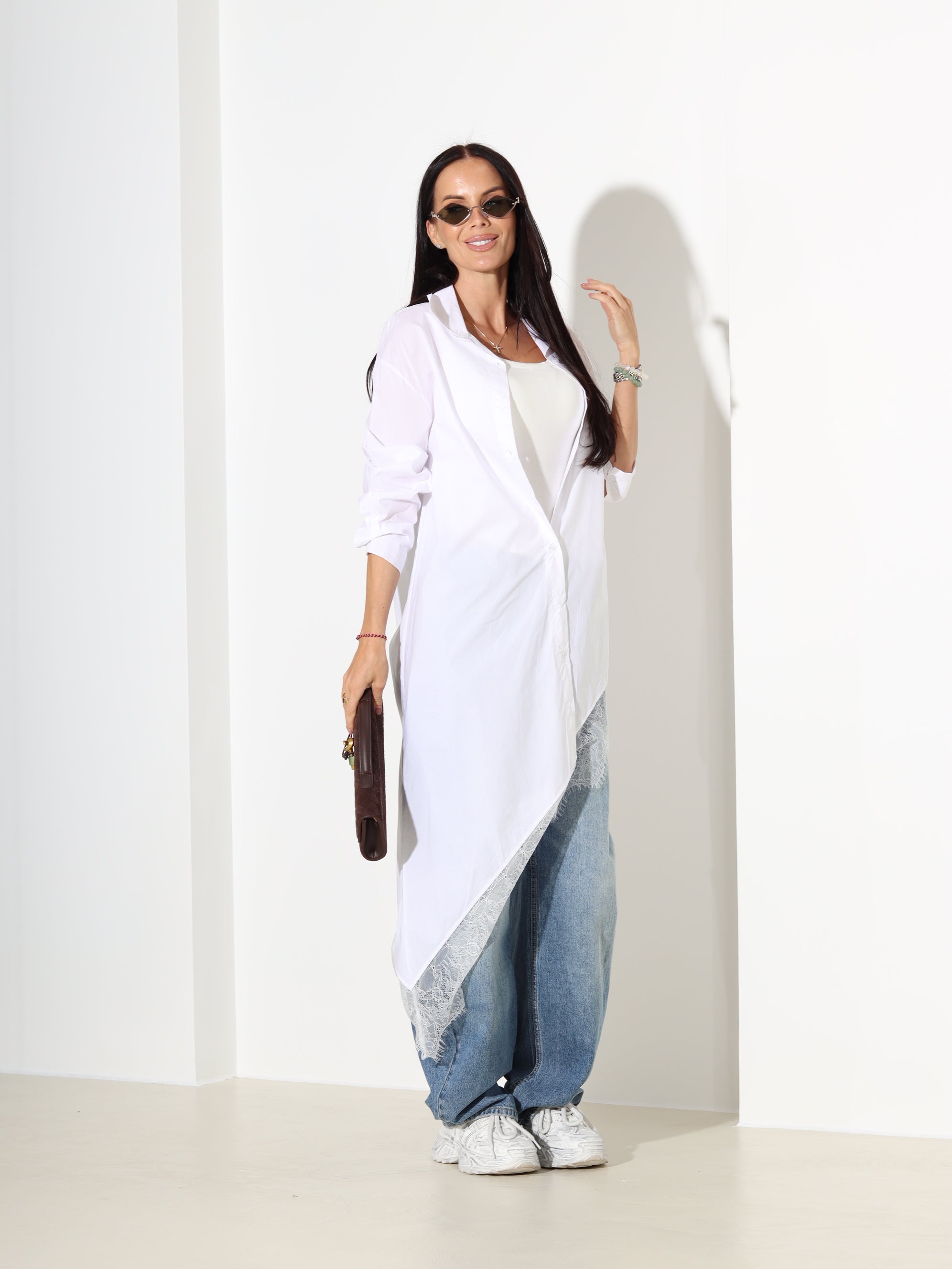 Balts krekls ar slīpu apakšmalu un mežģīni - 18138