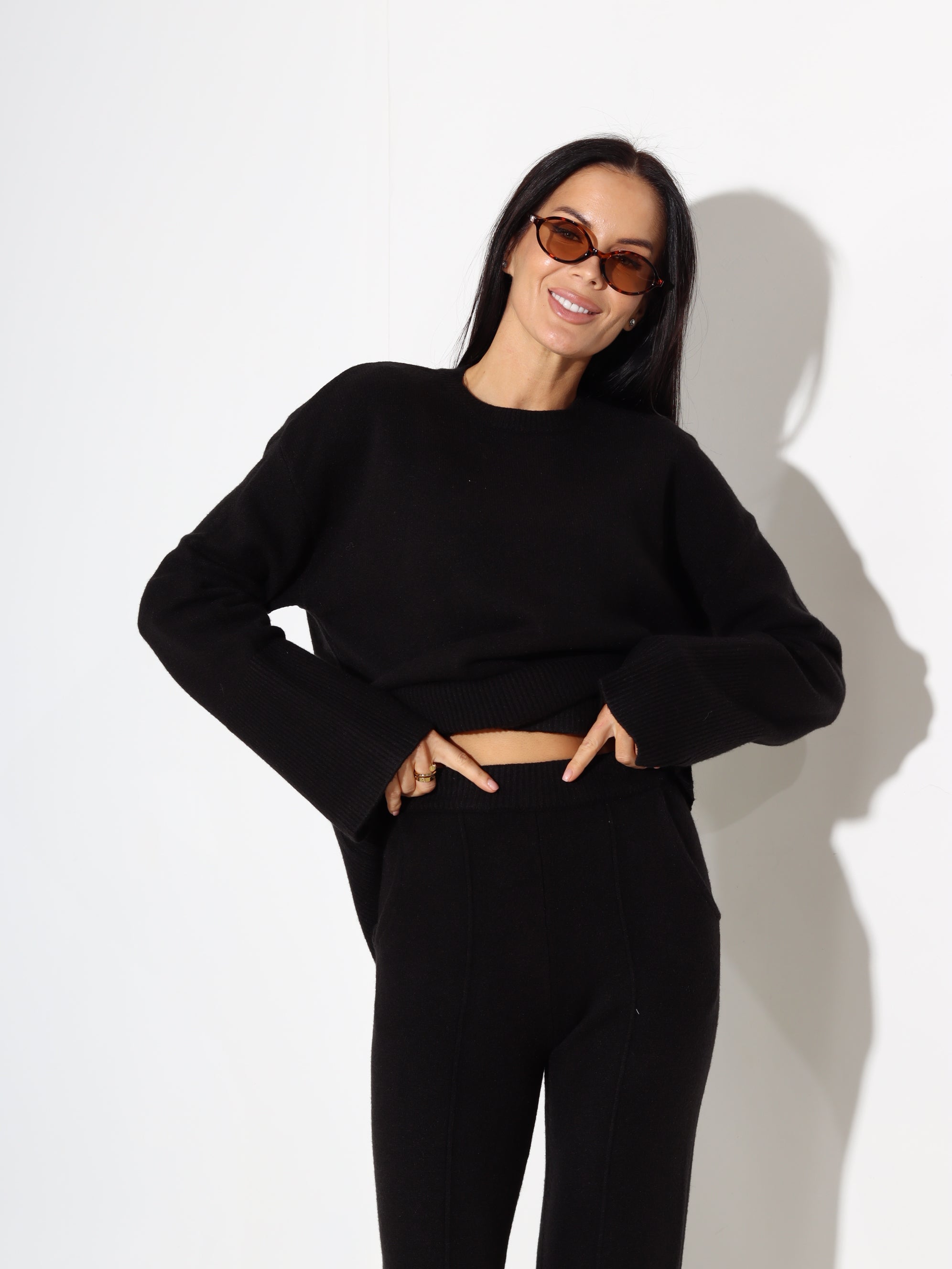 Melns adīts komplets ar pagarinātu džemperi un šķēlumiem bikšu galos - 17915