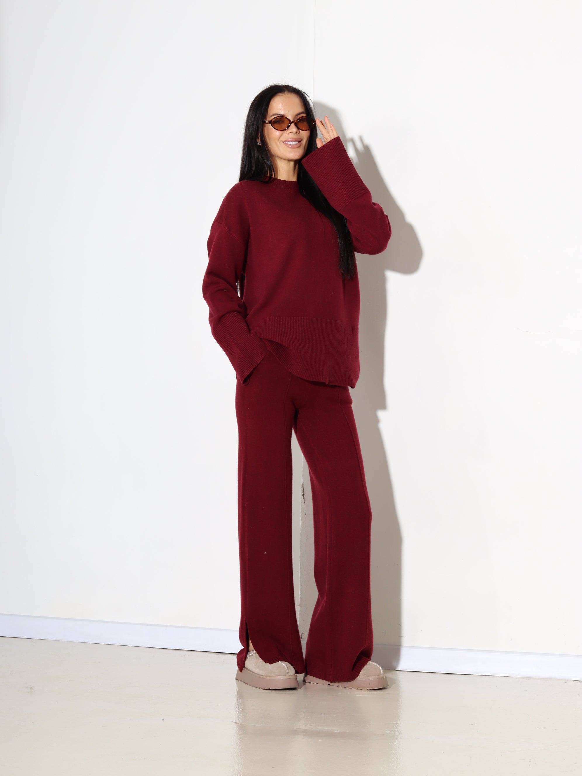 Sarkans adīts komplets ar pagarinātu džemperi un šķēlumiem bikšu galos - 17916