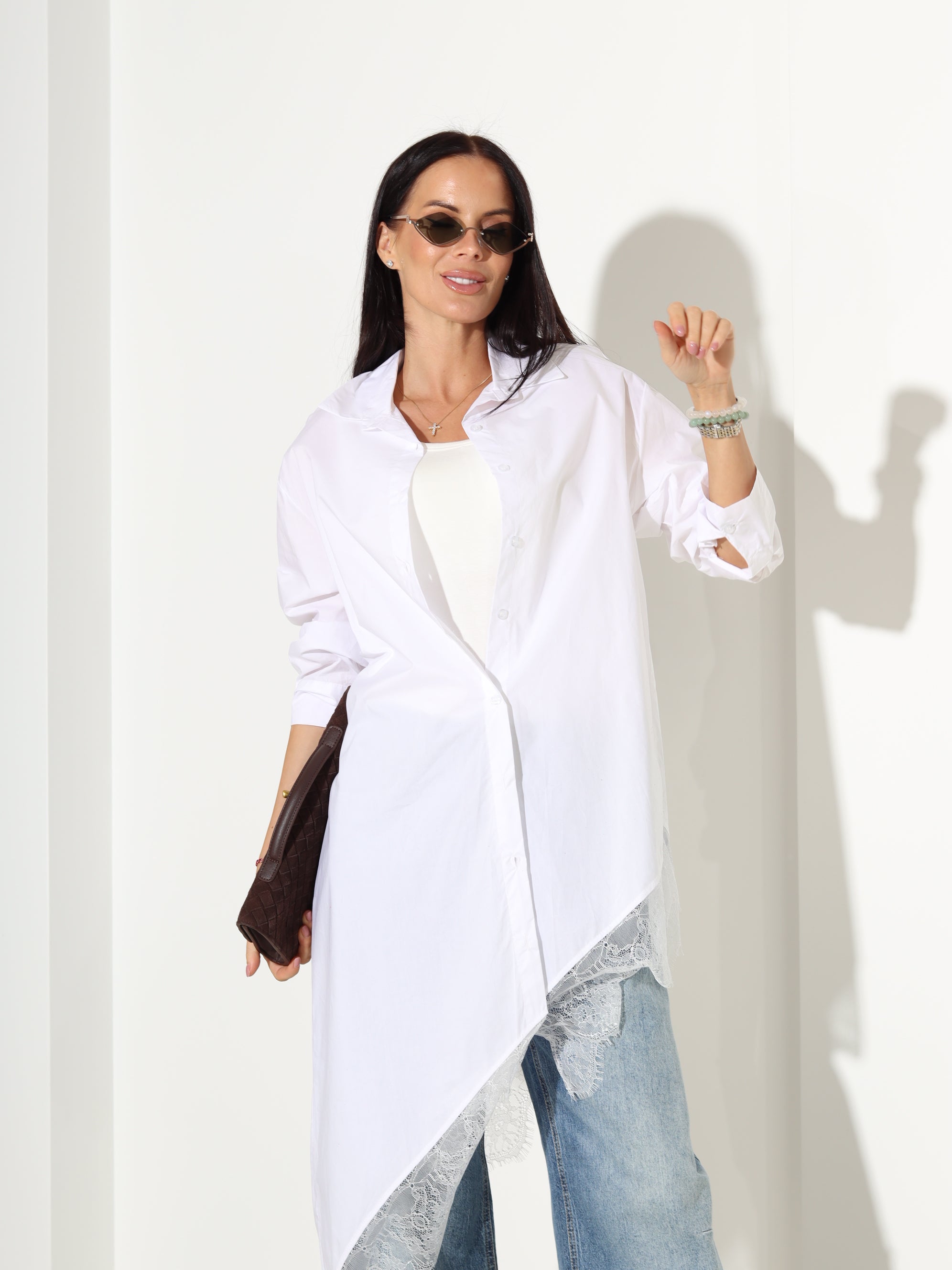 Balts krekls ar slīpu apakšmalu un mežģīni - 18138