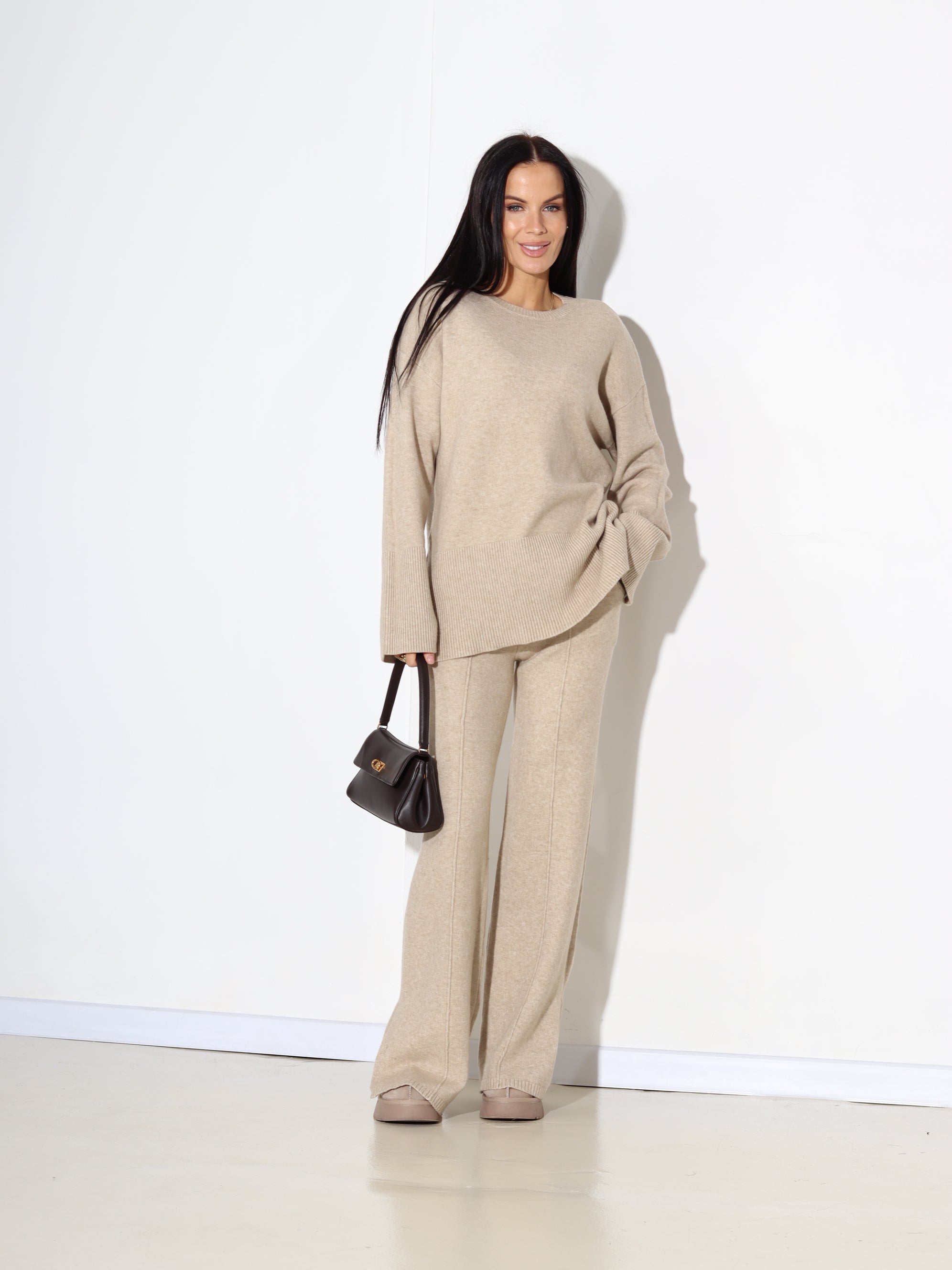 Bēšs adīts komplets ar pagarinātu džemperi un šķēlumiem bikšu galos - 17917