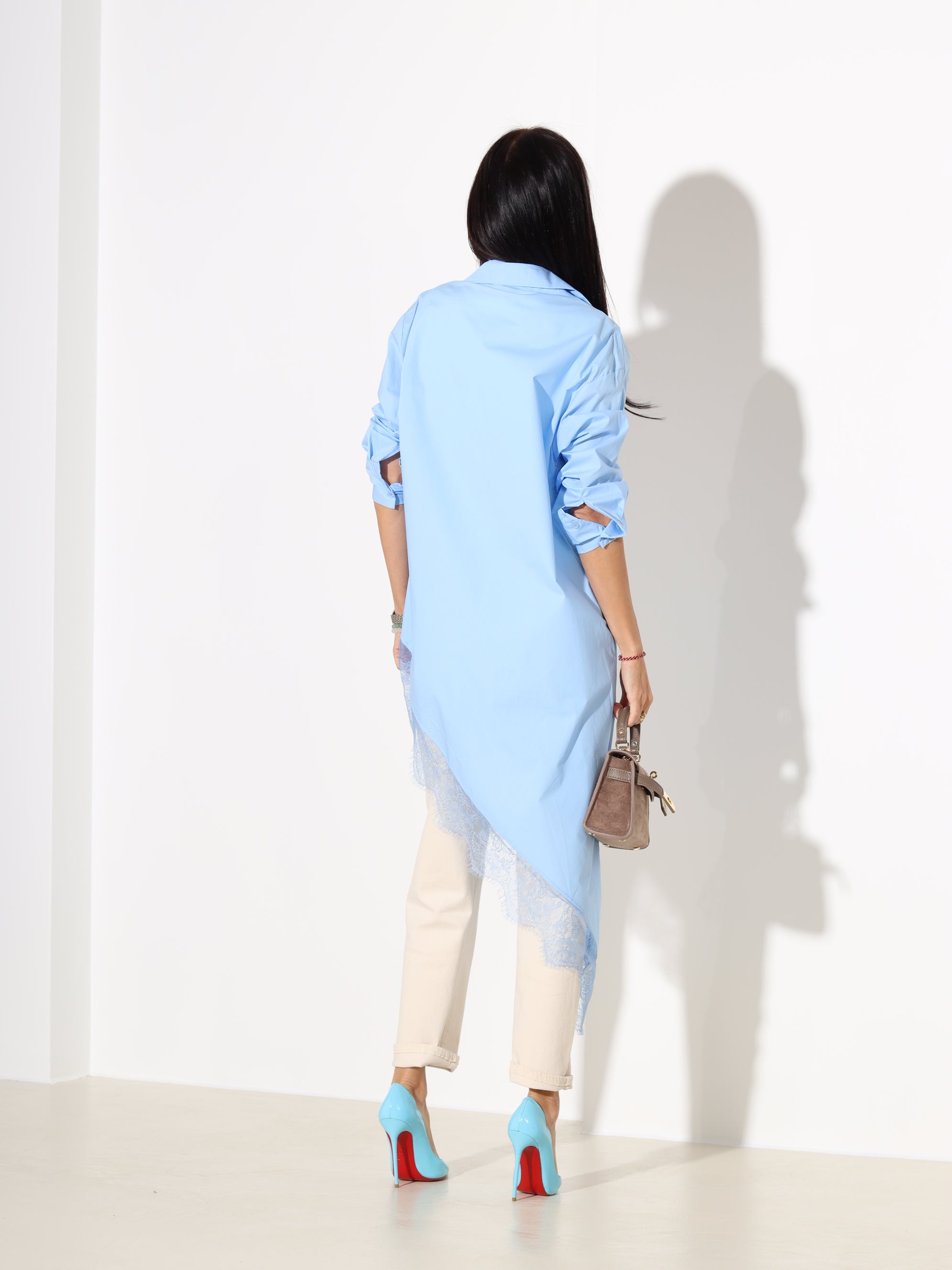 Zils krekls ar slīpu apakšmalu un mežģīni - 18140