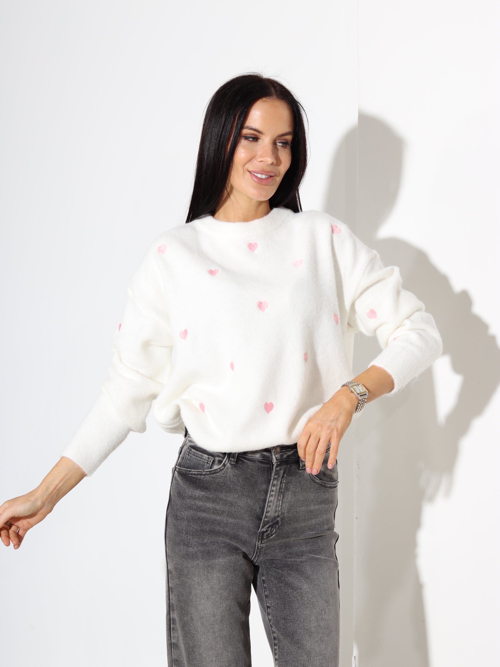 Balts, adīts džemperis ar rozā sirsniņu - 17962