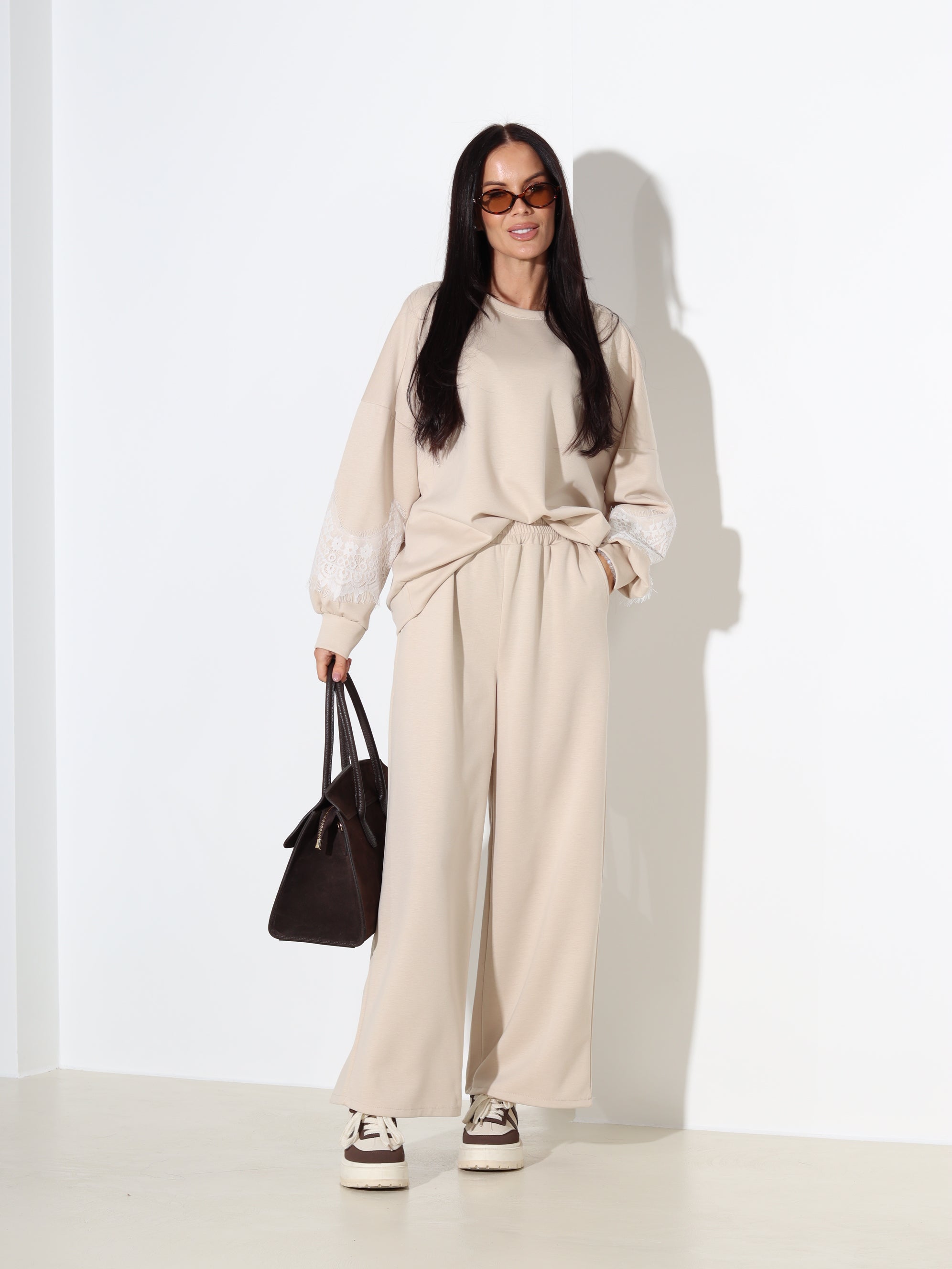 Bēšs komplekts ar mežģīnes akcentu piedurknē – 18193