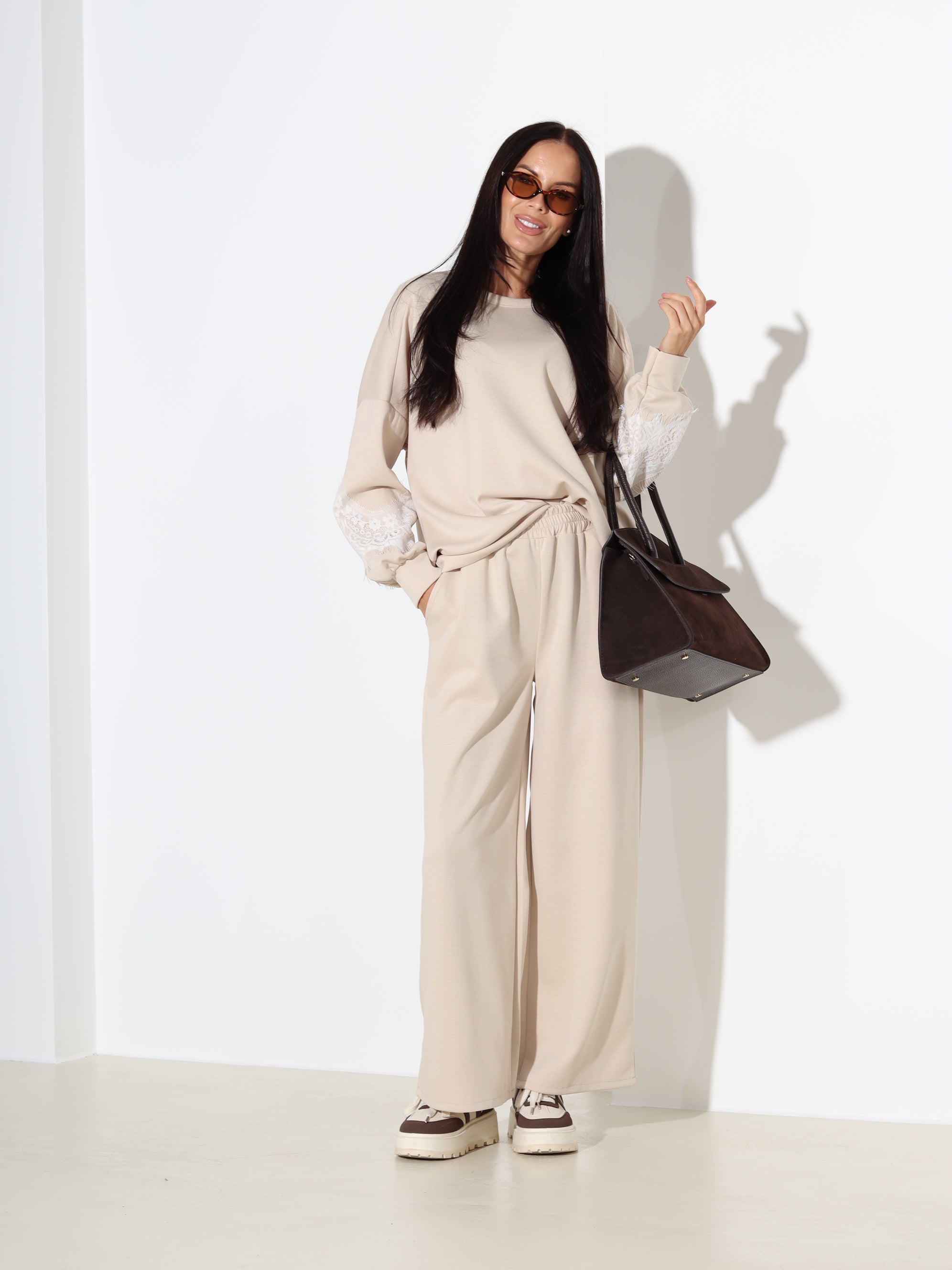 Bēšs komplekts ar mežģīnes akcentu piedurknē – 18193