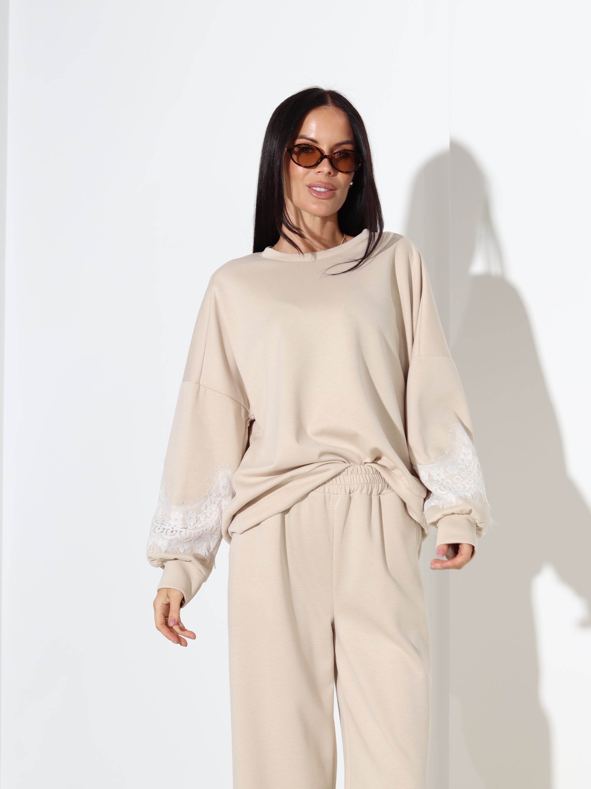 Bēšs komplekts ar mežģīnes akcentu piedurknē – 18193