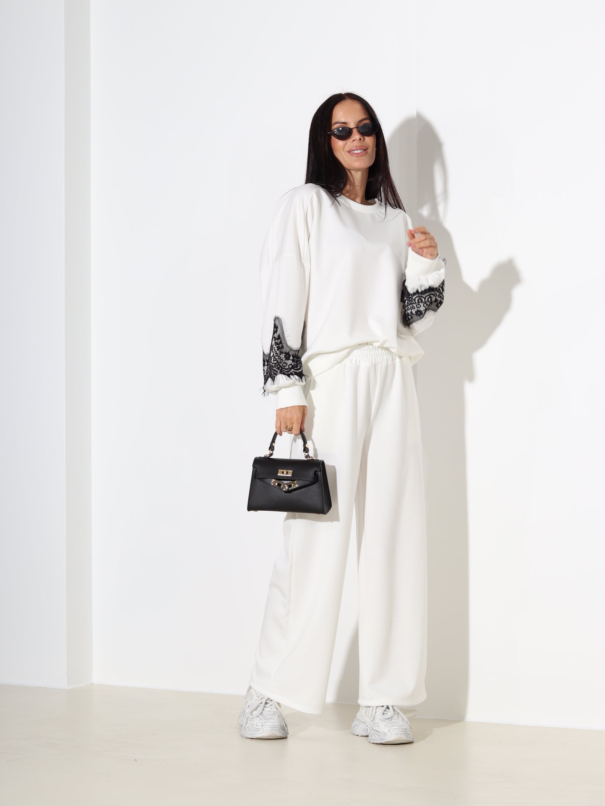 Balts komplekts ar mežģīnes akcentu piedurknē – 18191