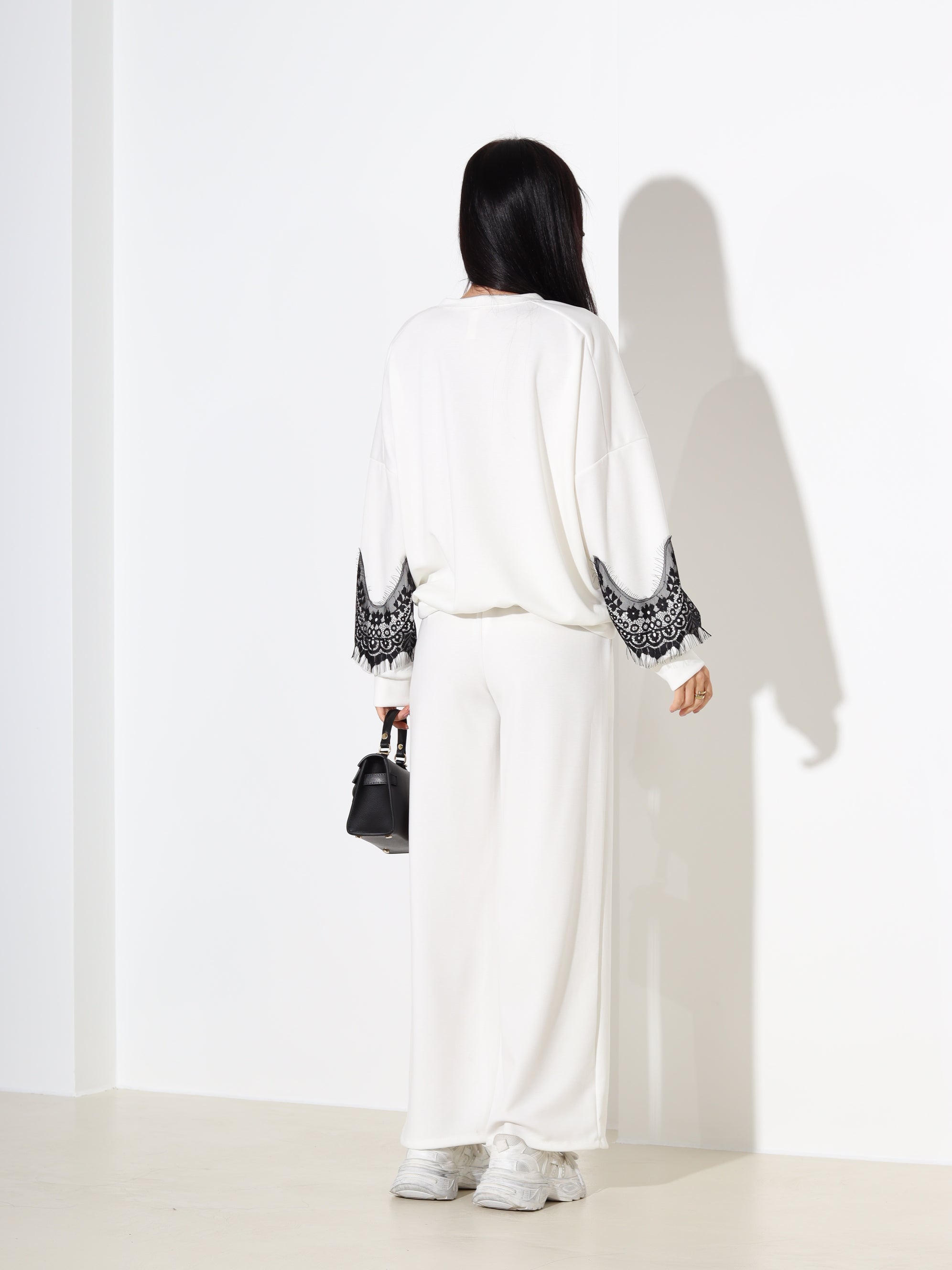 Balts komplekts ar mežģīnes akcentu piedurknē – 18191