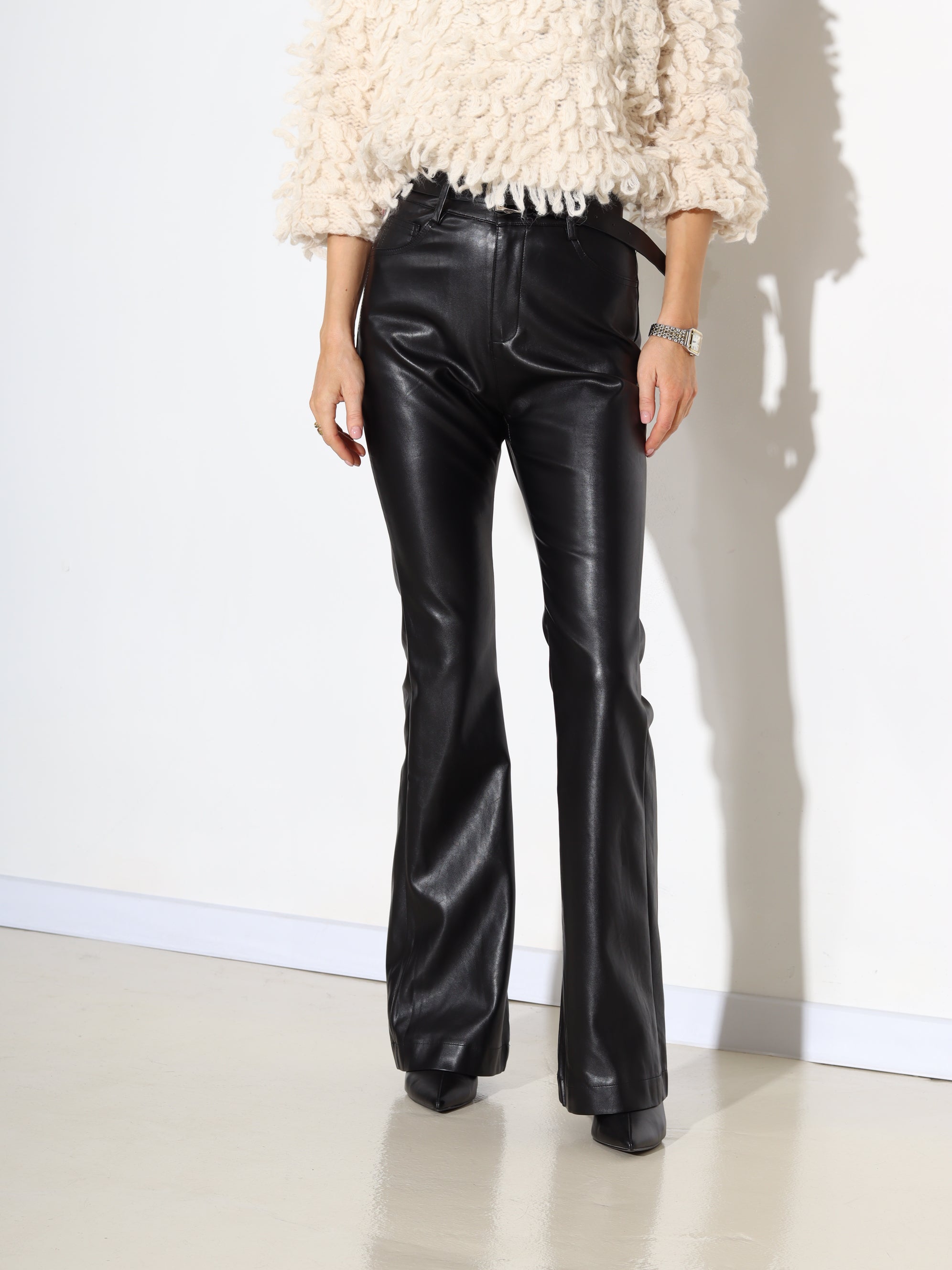 Melnas eko ādas bikses ar platiem galiem - 17958