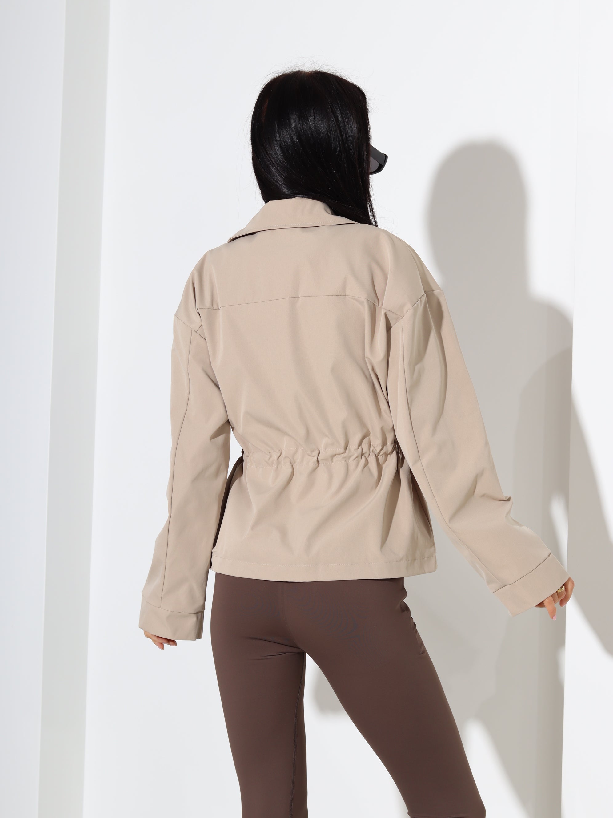 Brūna, īsa virsjaka/trecis ar savilkumu viduklī - 18406