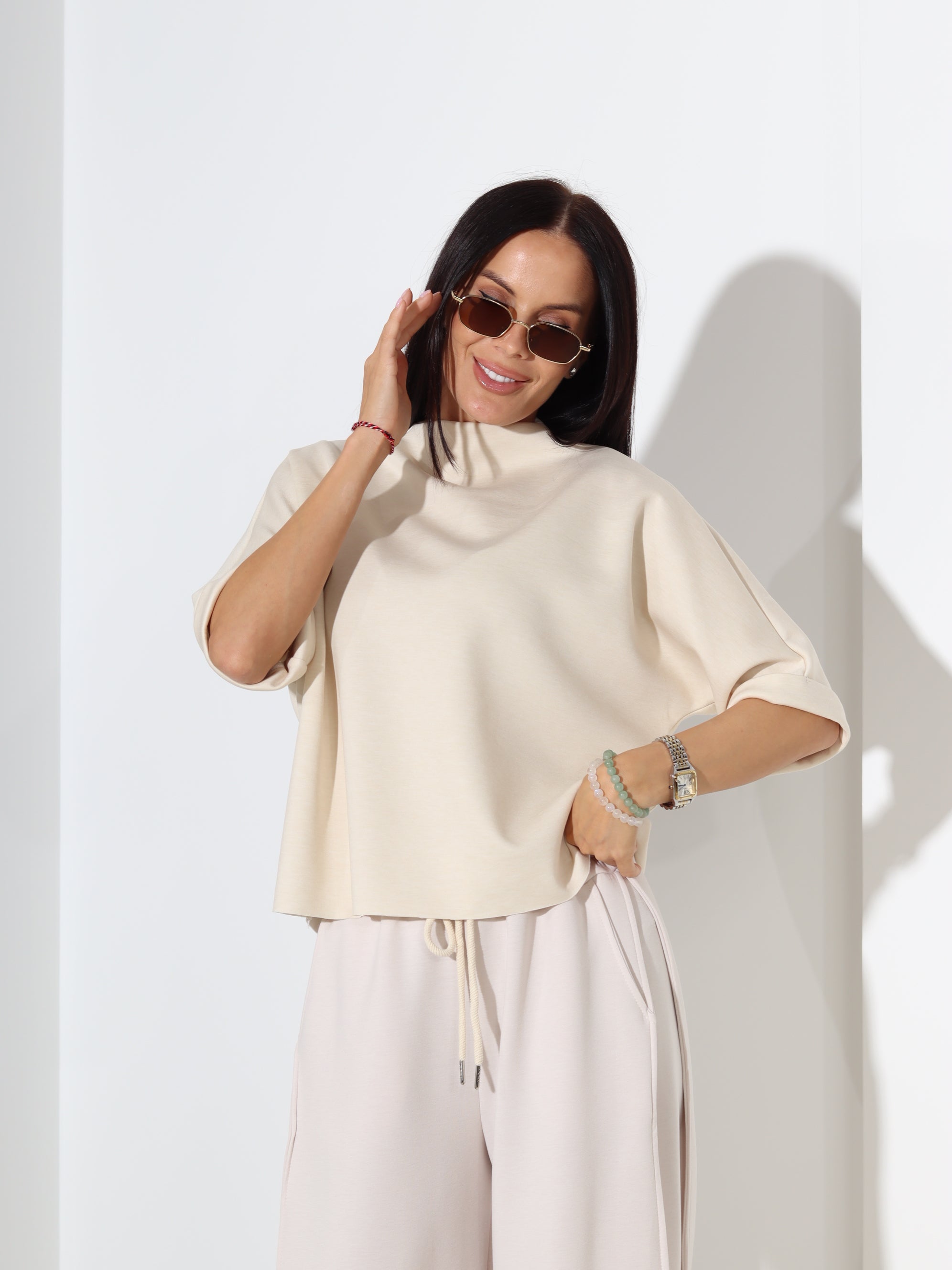 Bēšs, mīksta auduma tops ar īsām piedruknēm- 18435