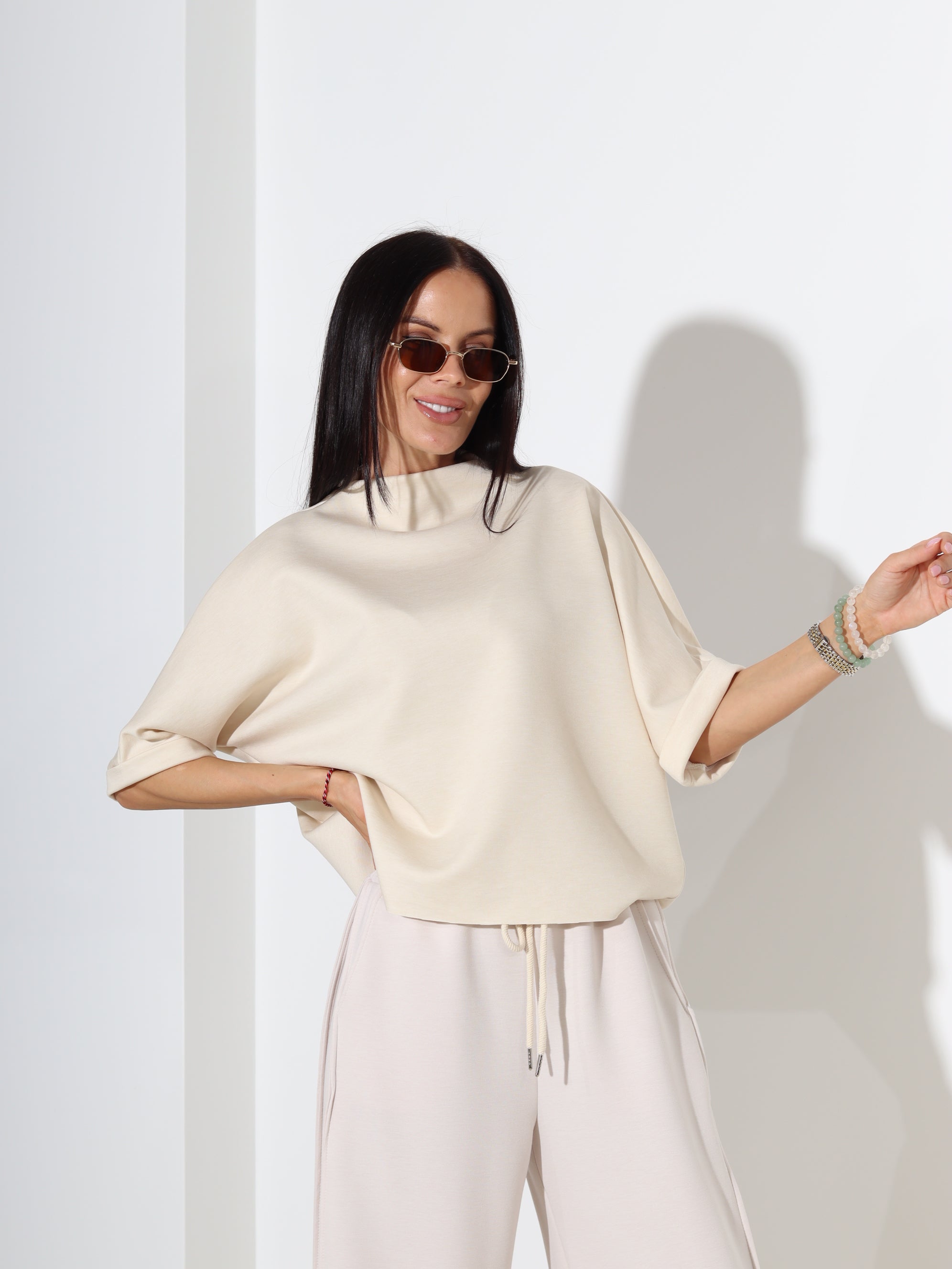 Bēšs, mīksta auduma tops ar īsām piedruknēm- 18435