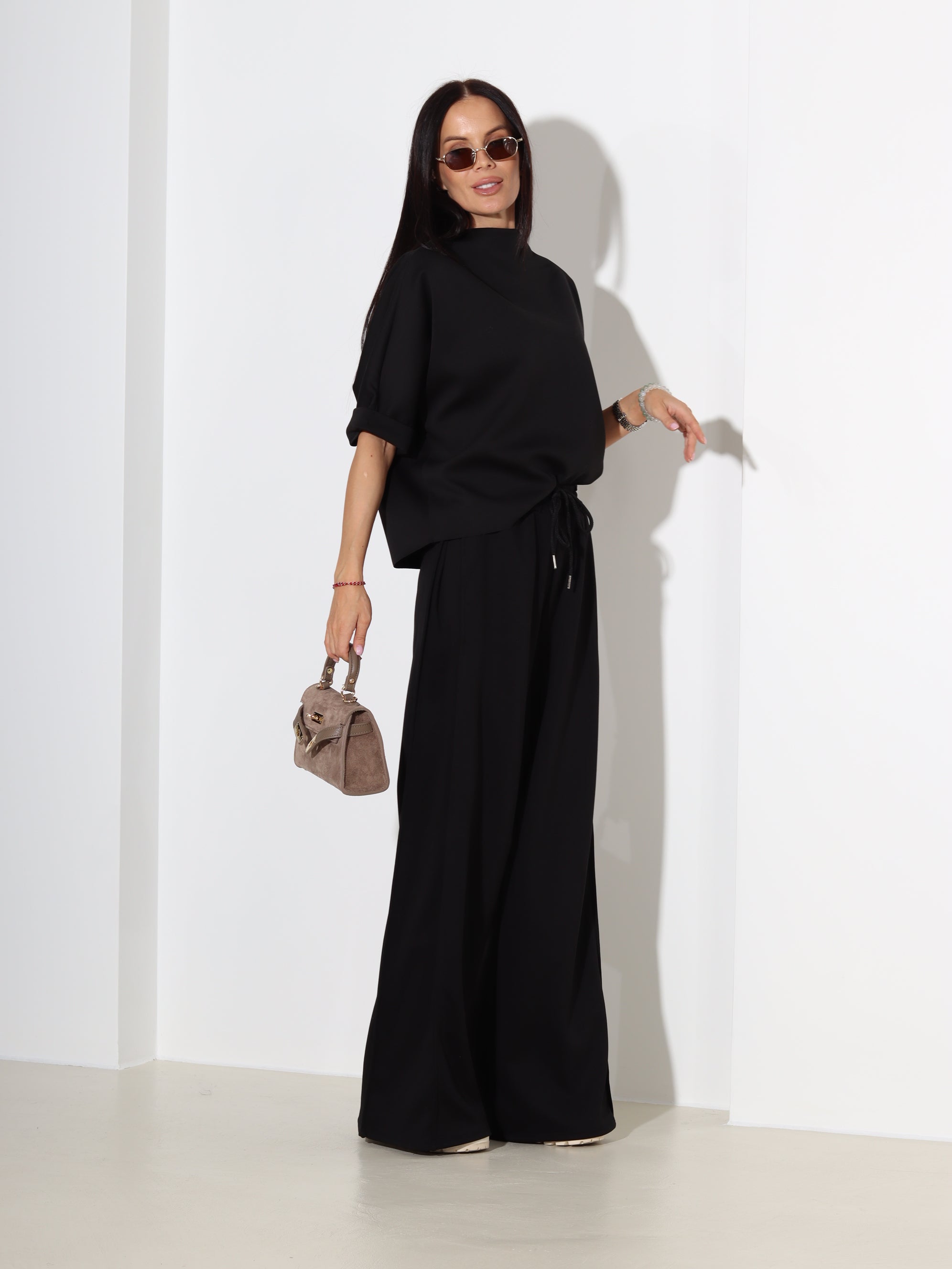 Melns, mīksta auduma tops ar īsām piedruknēm- 18433