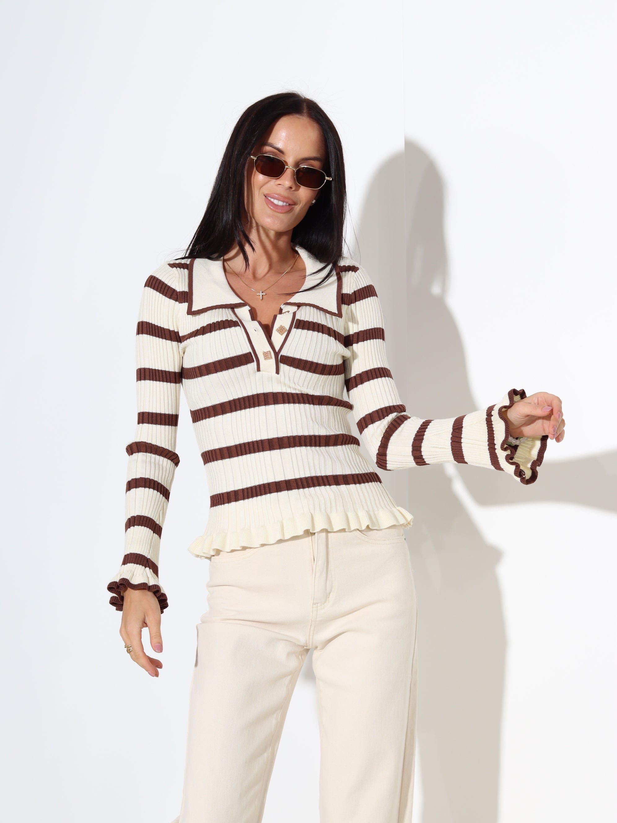 Bēšs adīts džemepris ar brūnām strīpām un zelta krāsas podziņām - 18181