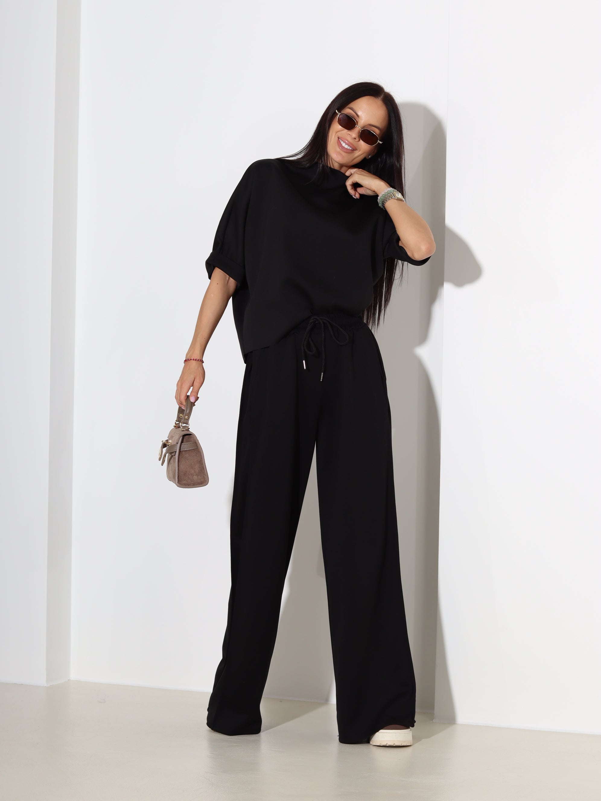 Melns, mīksta auduma tops ar īsām piedruknēm- 18433