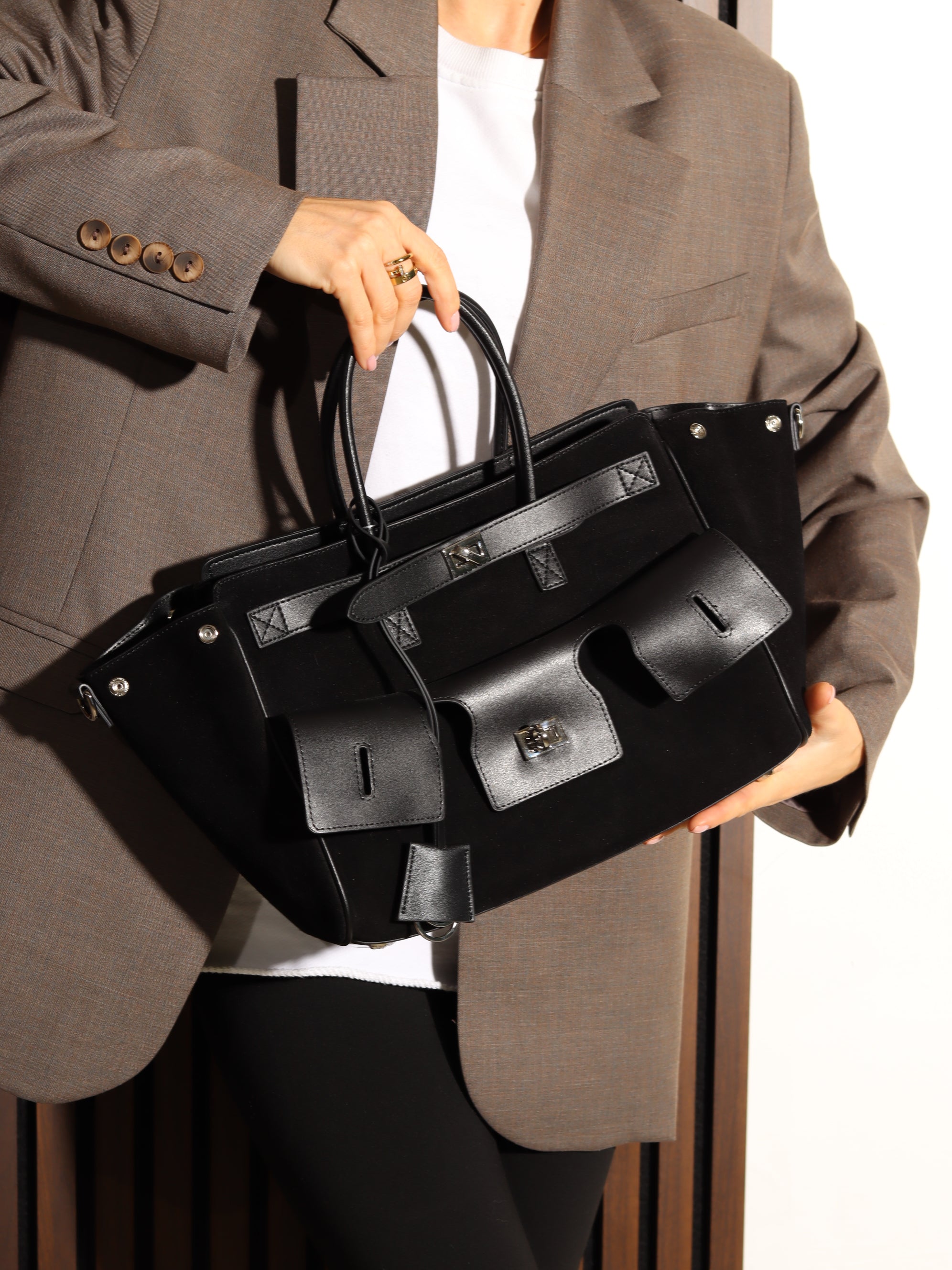 Melna d/zamšādas liela rokassoma ar dubultu aizdari - 17923