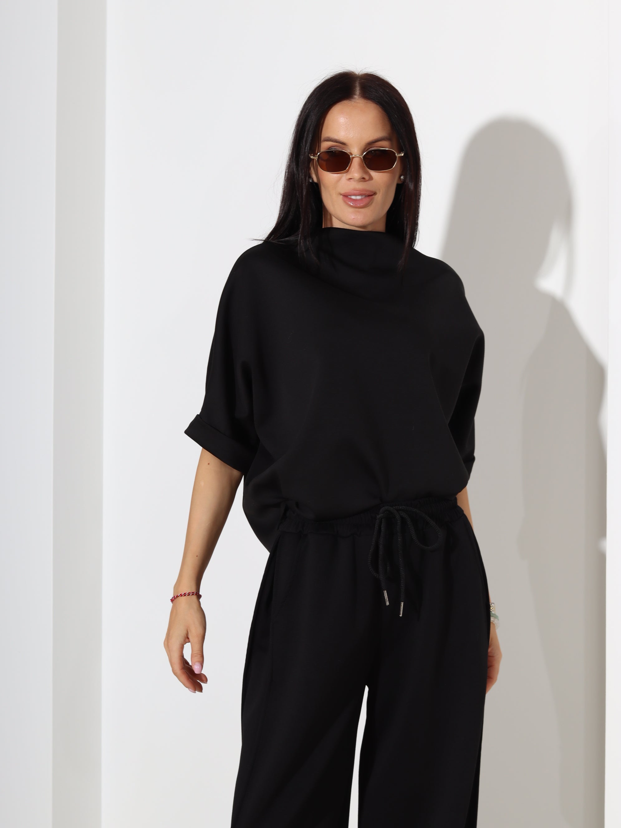 Melns, mīksta auduma tops ar īsām piedruknēm- 18433