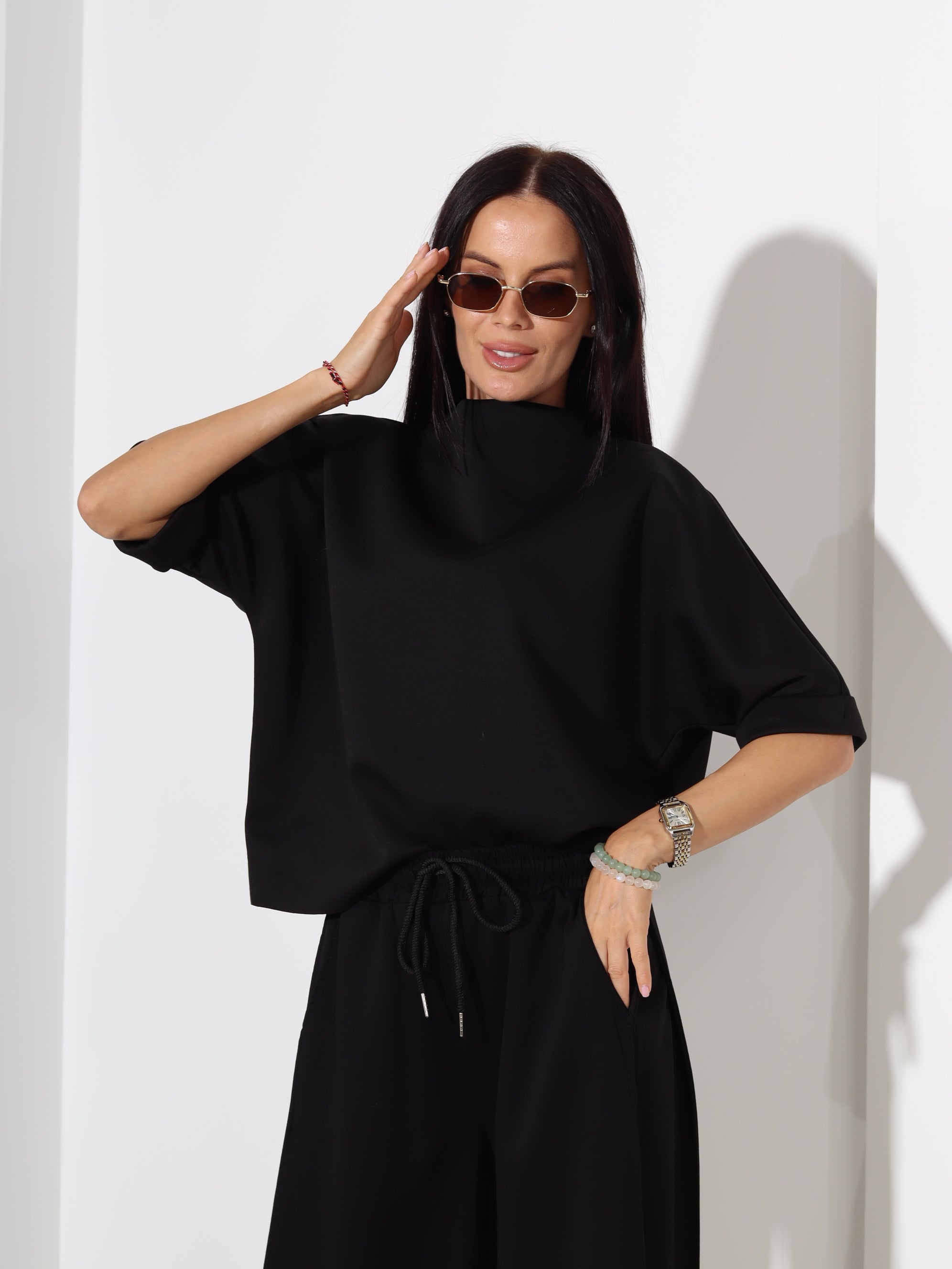 Melns, mīksta auduma tops ar īsām piedruknēm- 18433