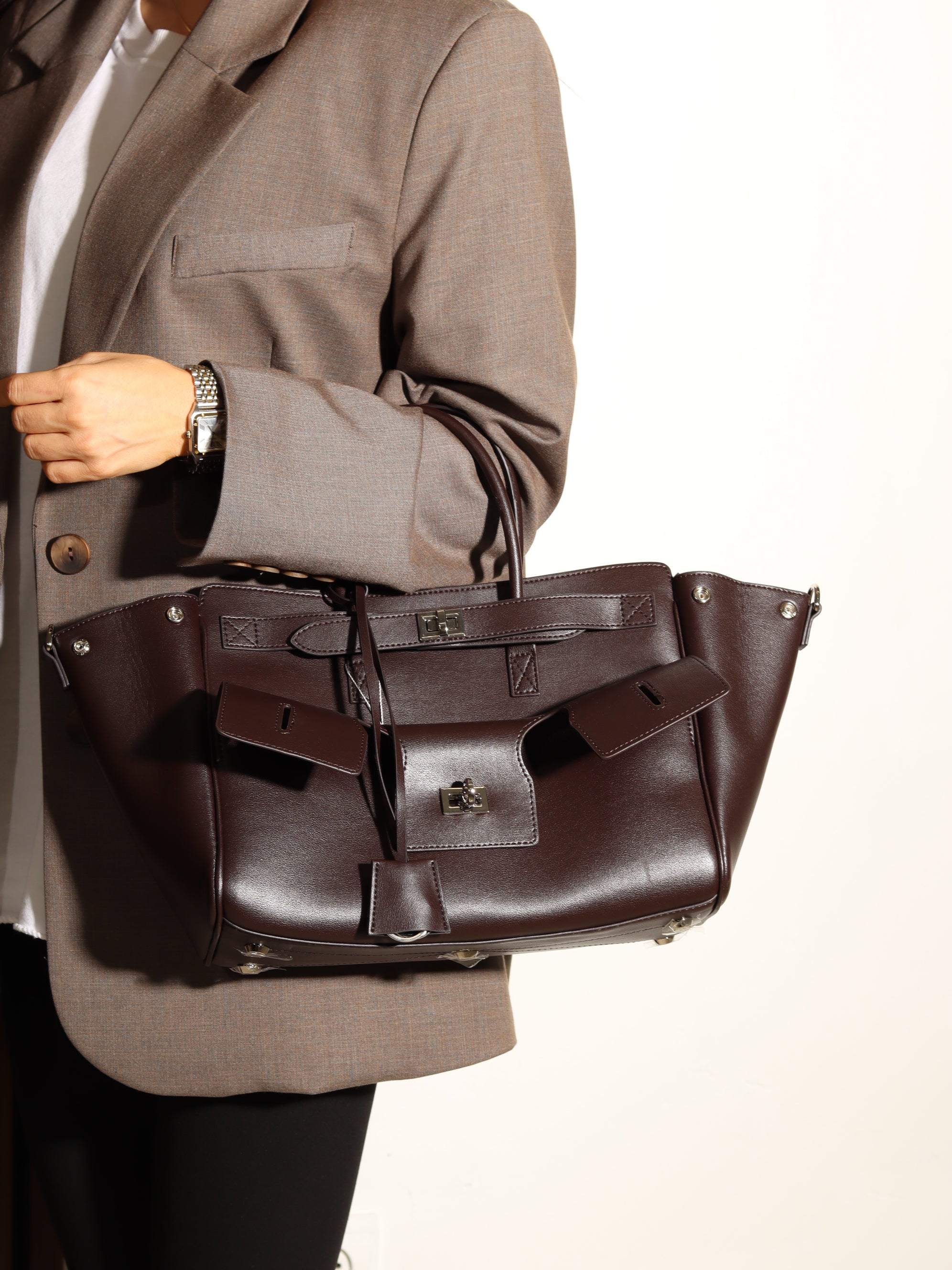 Brūna d/ādas liela rokassoma ar dubultu aizdari - 17925