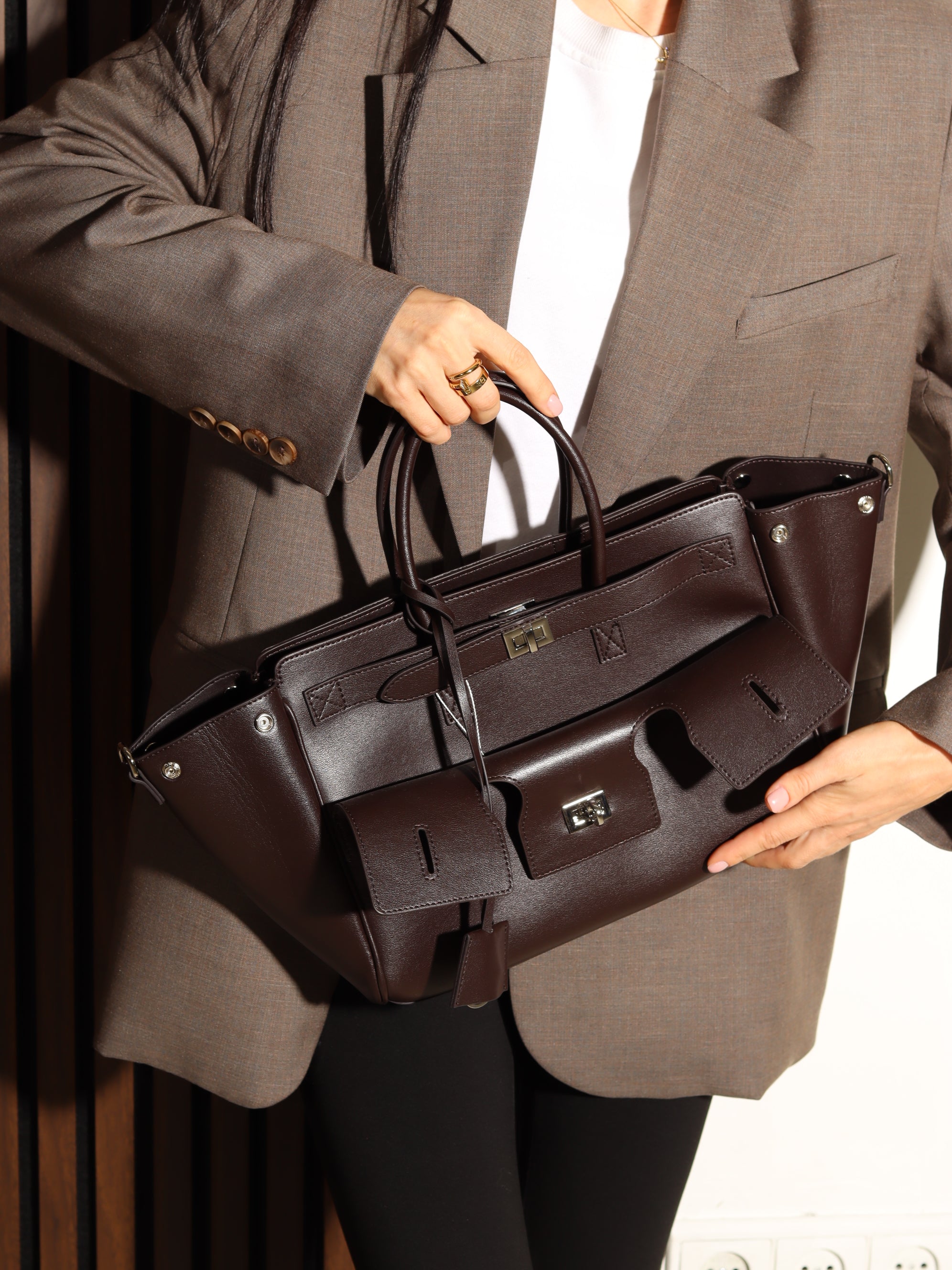 Brūna d/ādas liela rokassoma ar dubultu aizdari - 17925