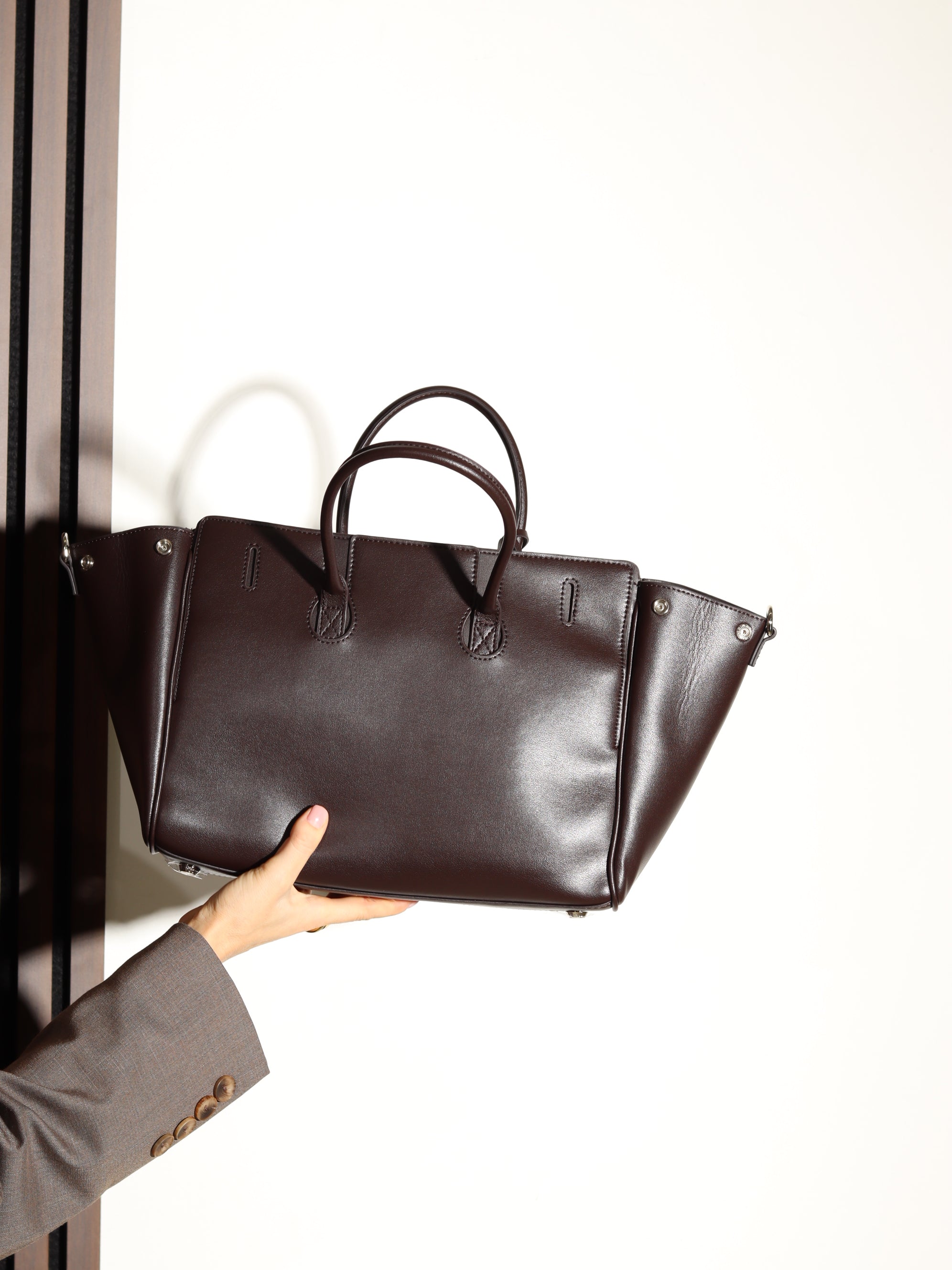 Brūna d/ādas liela rokassoma ar dubultu aizdari - 17925