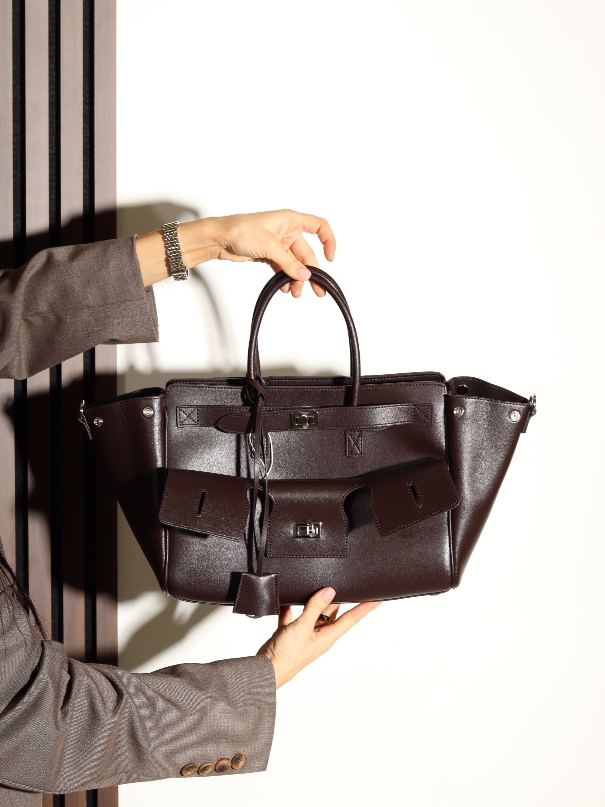 Brūna d/ādas liela rokassoma ar dubultu aizdari - 17925