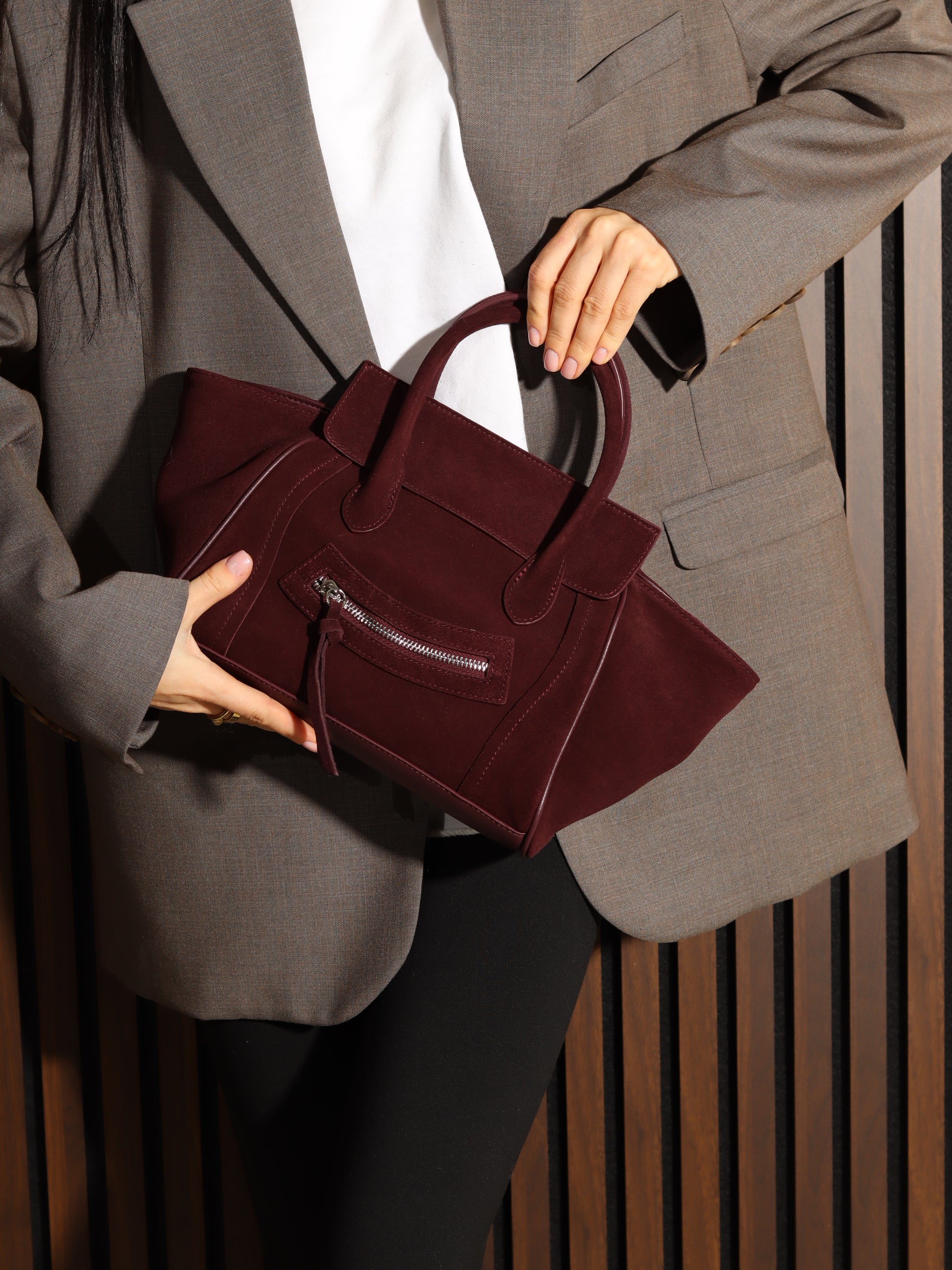 Bordo midi d/zamšādas soma ar dekoratīvu rāvējslēdzēju priekšpusē - 17939